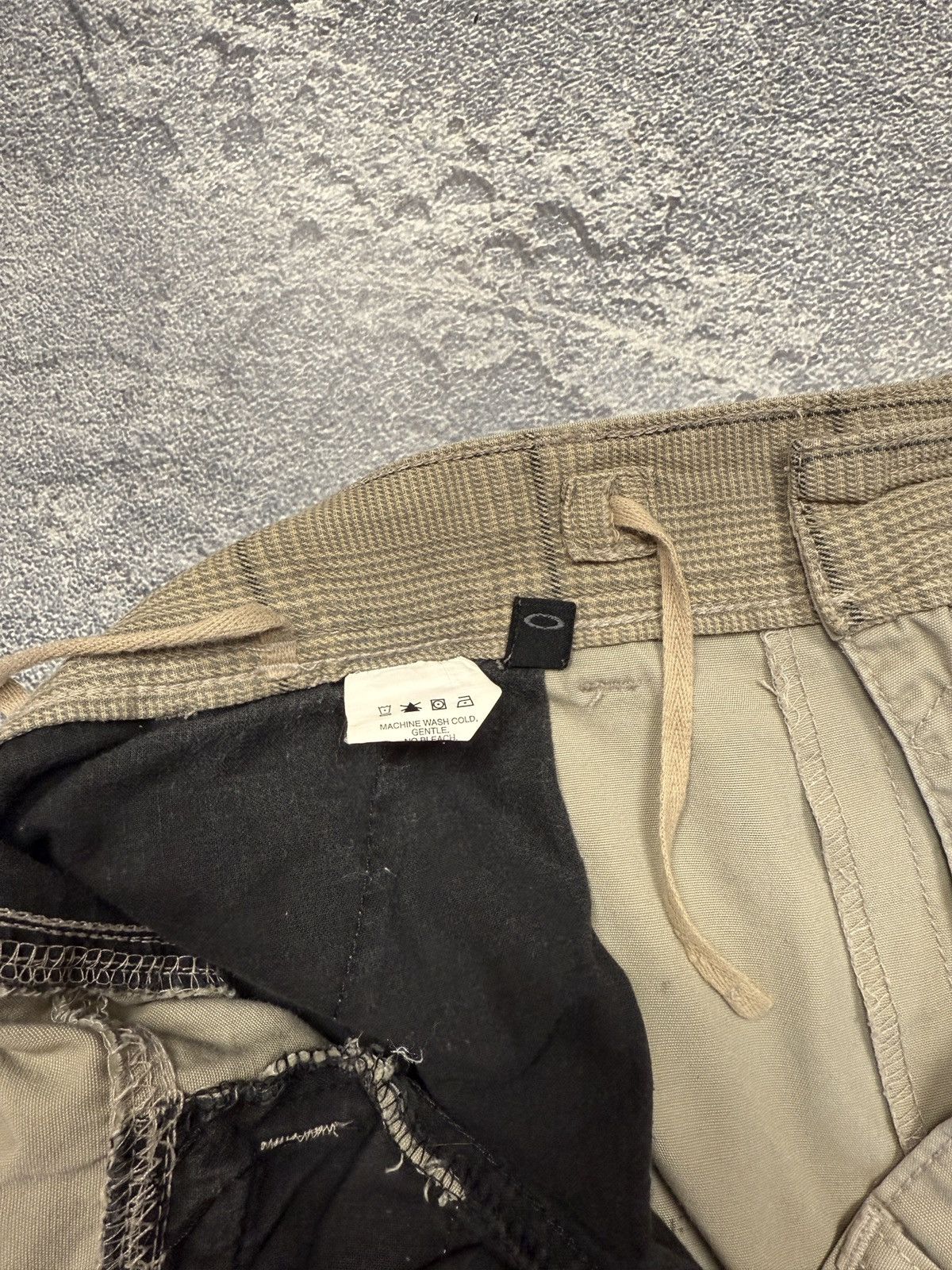 Oakley × Vintage Vintage Oakley distressed cargo Y2K shorts Size US 38 / EU 54 - 9 Thumbnail