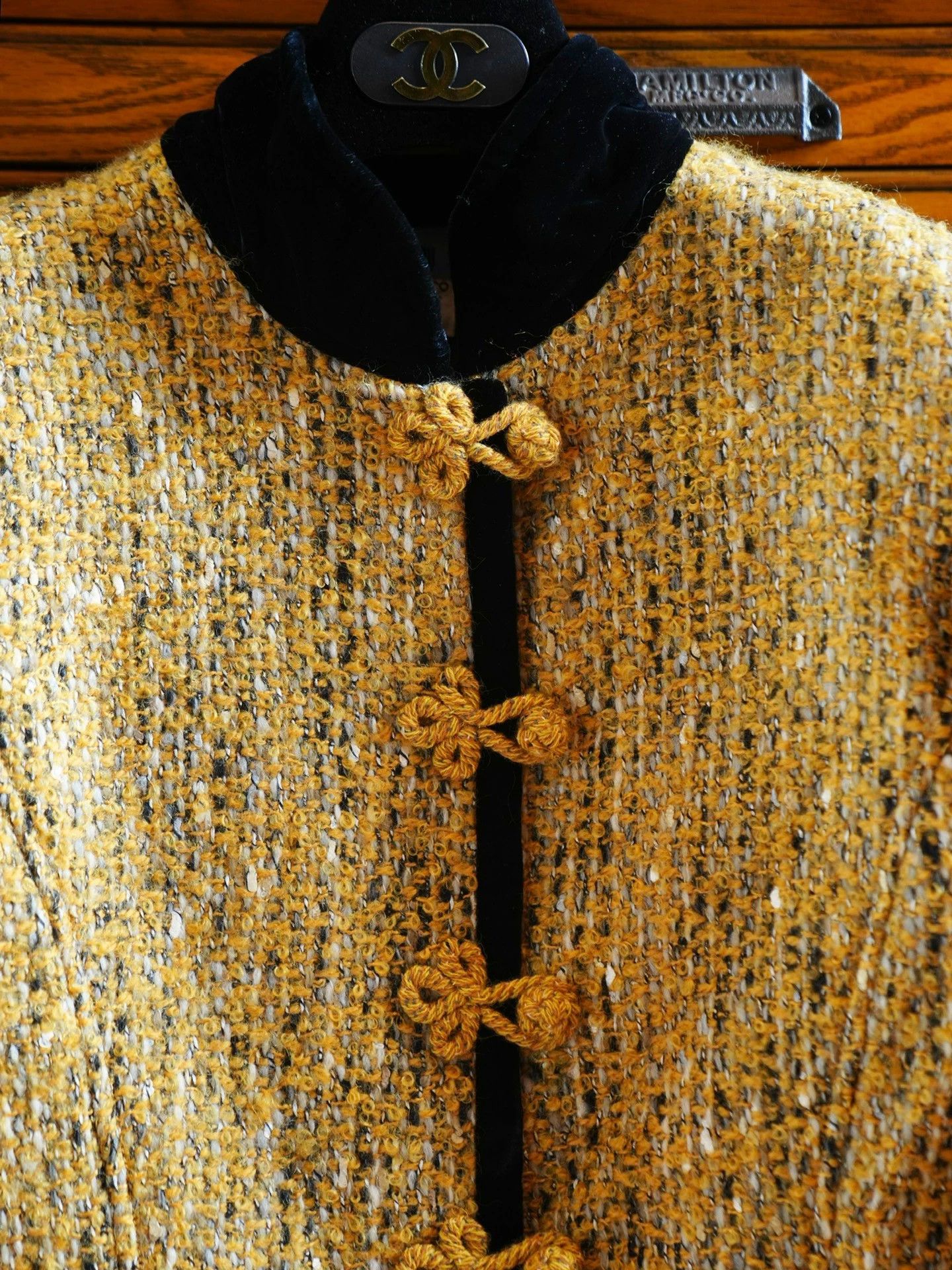Emanuel Ungaro Ungaro Vintage Tweed Velvet Collar Blazer Mustard Size M / US 6-8 / IT 42-44 - 3 Thumbnail