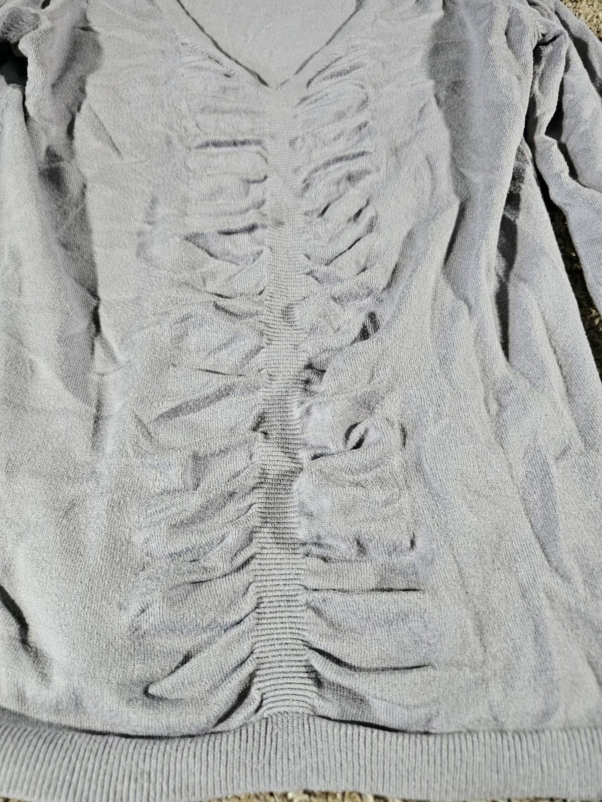 Express Express Ruffled Vneck M Gray Sweater Size M / US 6-8 / IT 42-44 - 2 Thumbnail