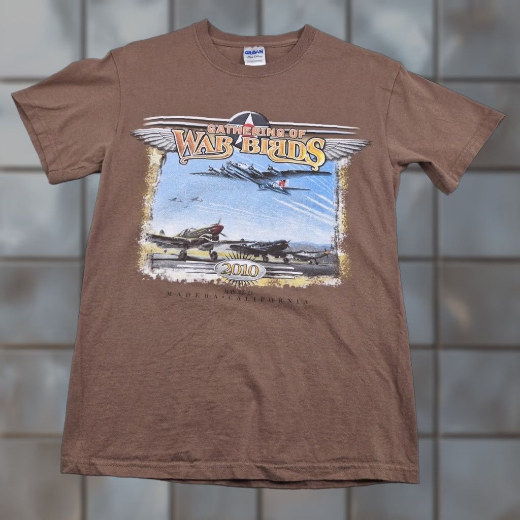 Gildan VINTAGE Gathering Of War Birds 2010 Shirt Mens Small Brown Gildan Airshow Graphic Tee Size US S / EU 44-46 / 1 - 1 Thumbnail