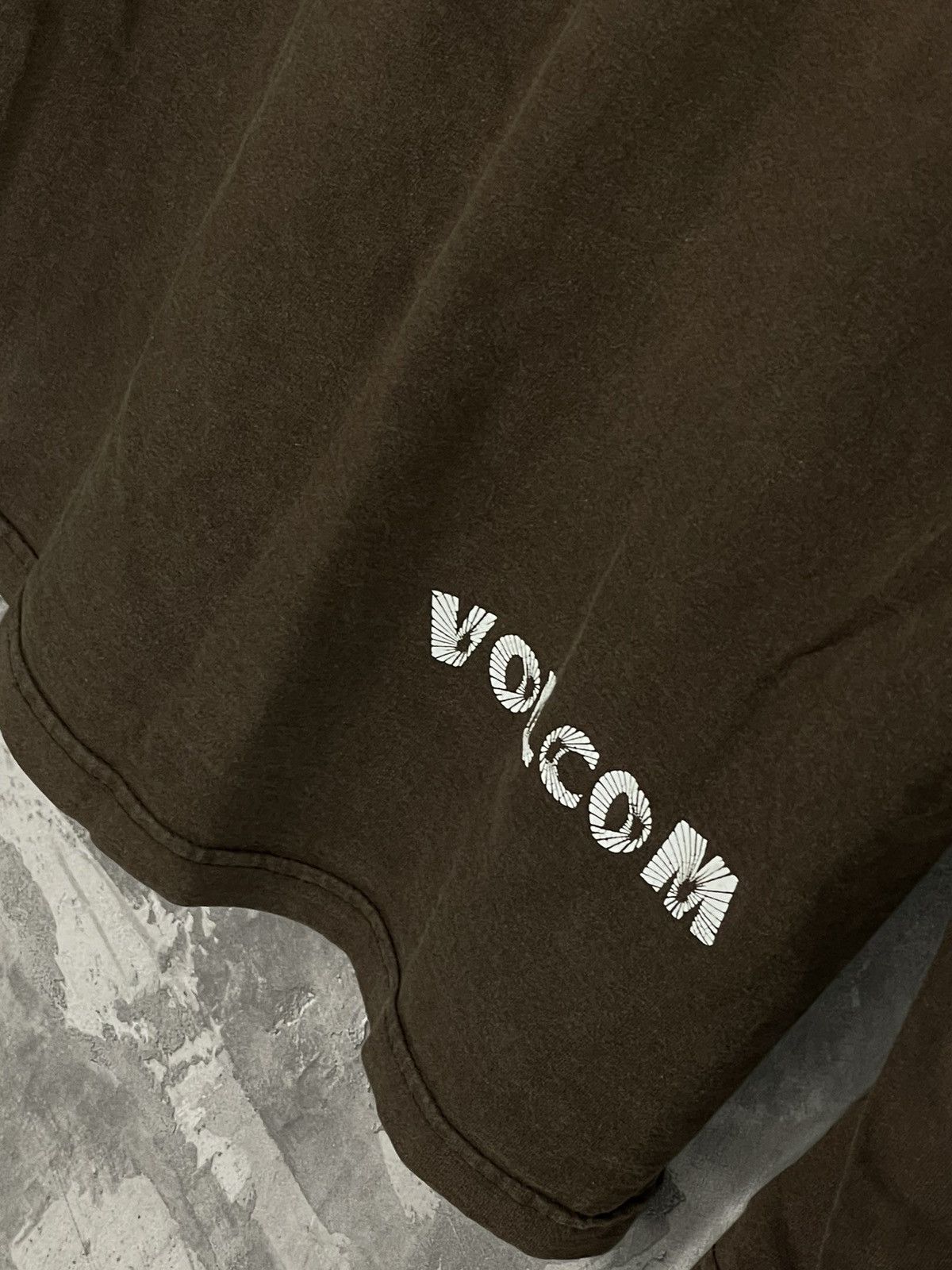 Vintage × Volcom Crazy 90s Volcom Stone Skate Y2K Logo Boxy Brown Longsleeve Size US M / EU 48-50 / 2 - 9 Thumbnail