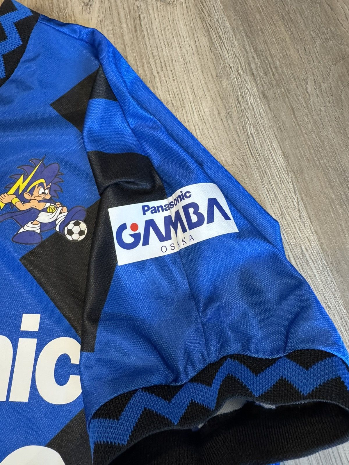 Mizuno VINTAGE 1993 GAMBA OSAKA HOME JERSEY SHIRT Size US M / EU 48-50 / 2 - 5 Thumbnail