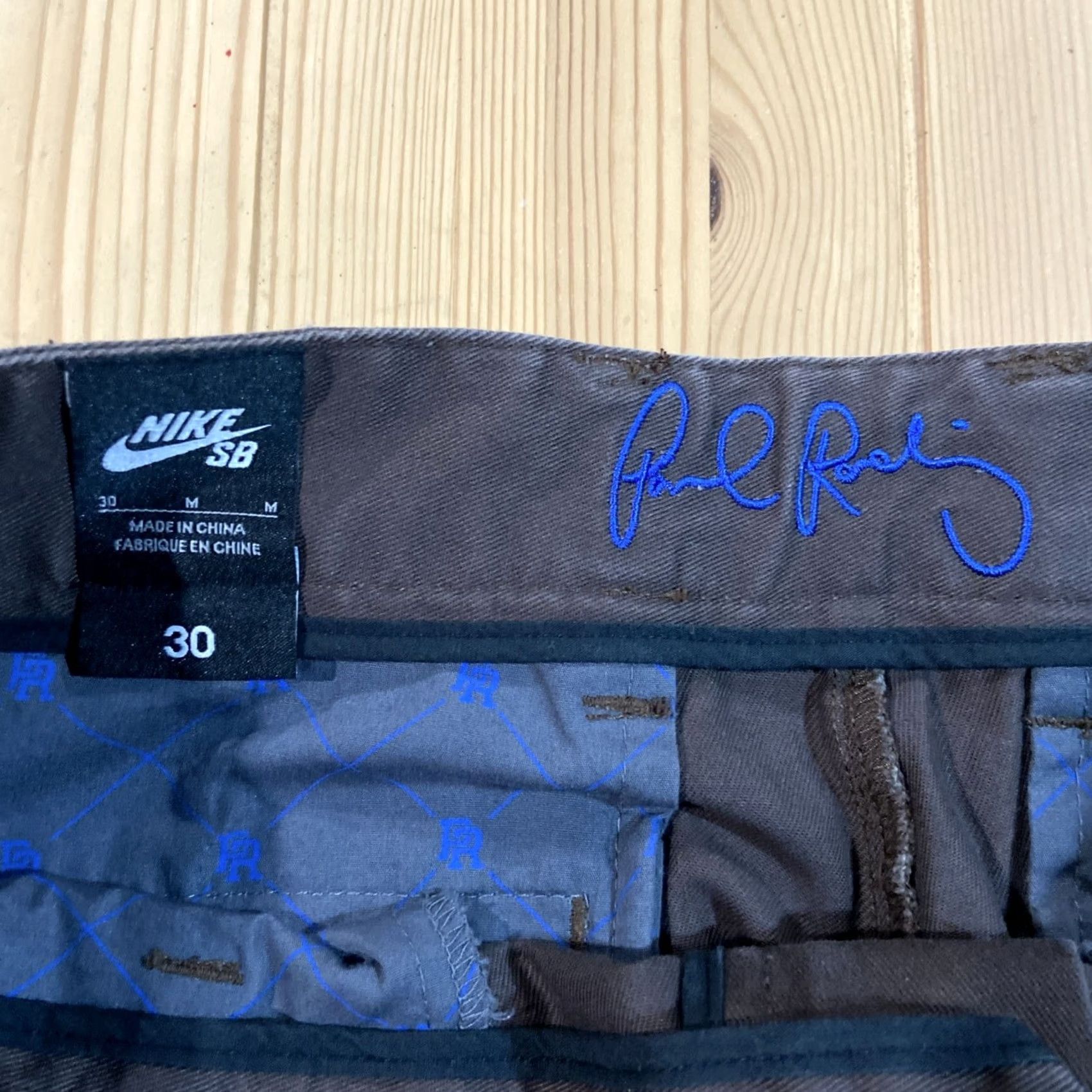 Nike Nike SB Pants Mens 30 Brown Chino Stretch Cotton Casual Straight Leg Logo Pockets 30 Inseam Regular Rise Mid Vintage No Size US 30 / EU 46 - 2 Thumbnail