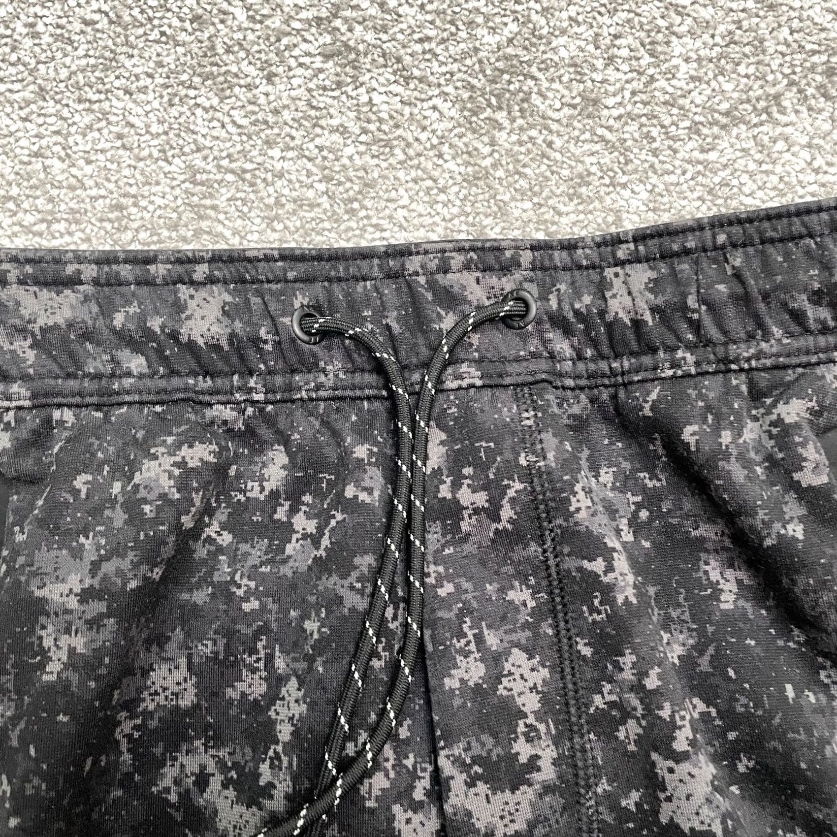 American Eagle Outfitters American Eagle Outfitters Jogger Pants Mens S Black Camouflage Lightweight Fleece 28x27.5 Zip Pocket Athletic Year-Round All Measurements in Photos Size US 29 - 3 Thumbnail