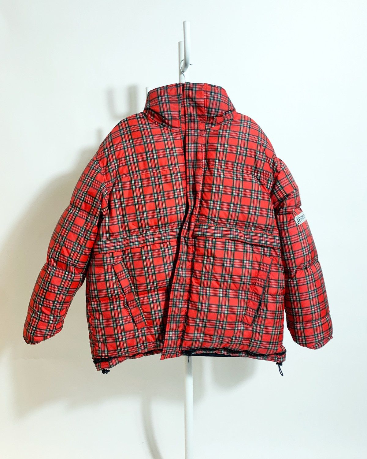 Vetements Vetements fw19 check reversible puffer jacket in red Size US L / EU 52-54 / 3 - 9 Thumbnail