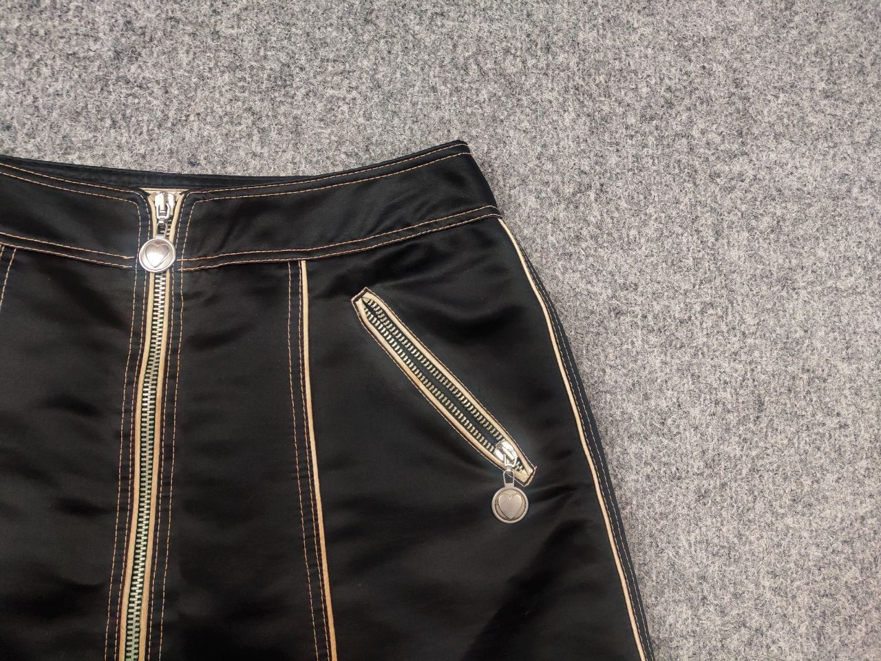 Moschino Vintage 90's Moschino shiny mini skirt heart-shaped zip Y2K Size 30" / US 8 / IT 44 - 8 Thumbnail