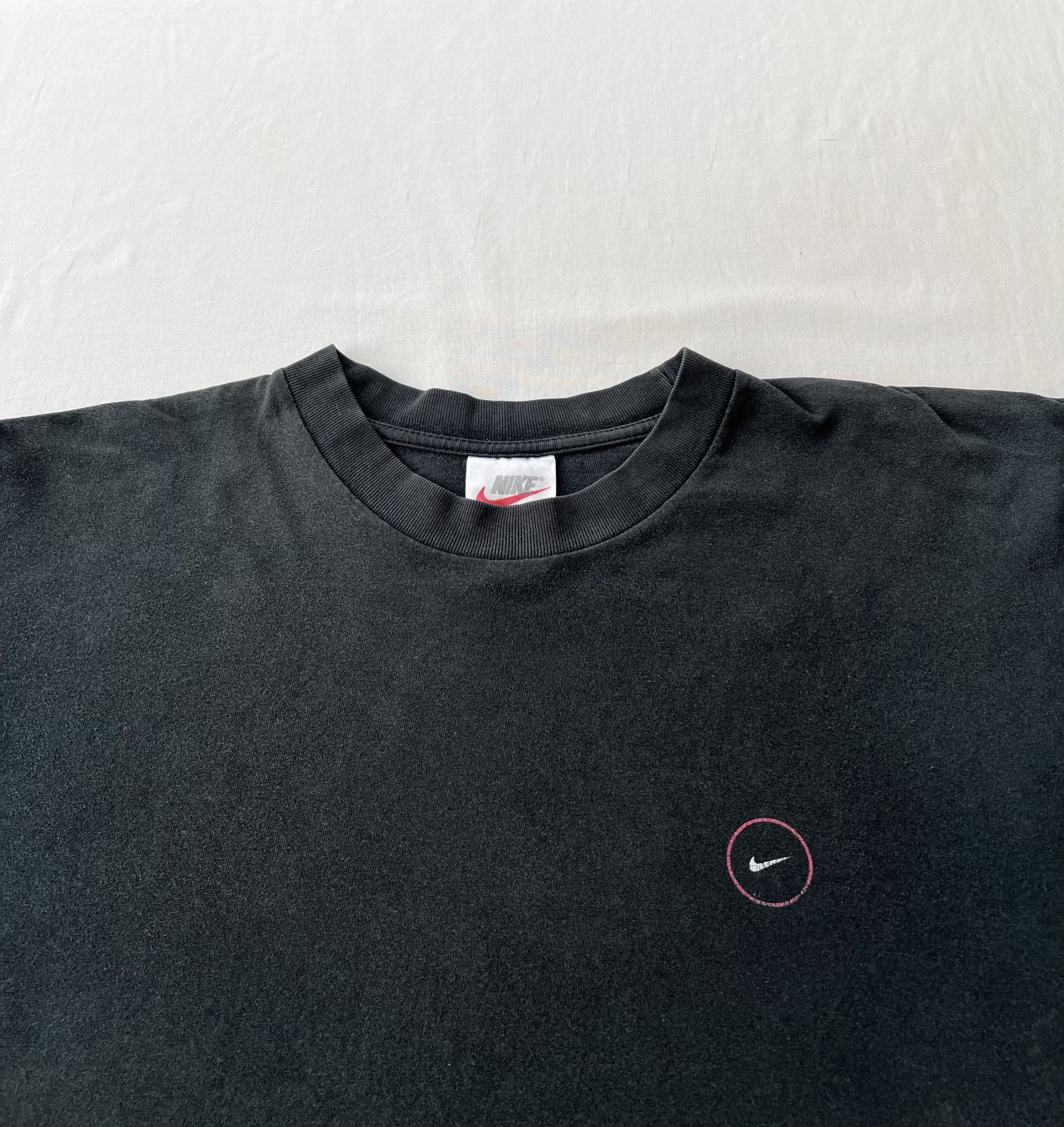 Nike Vintage 90s Nike Faded Black T-shirt Size US L / EU 52-54 / 3 - 5 Thumbnail