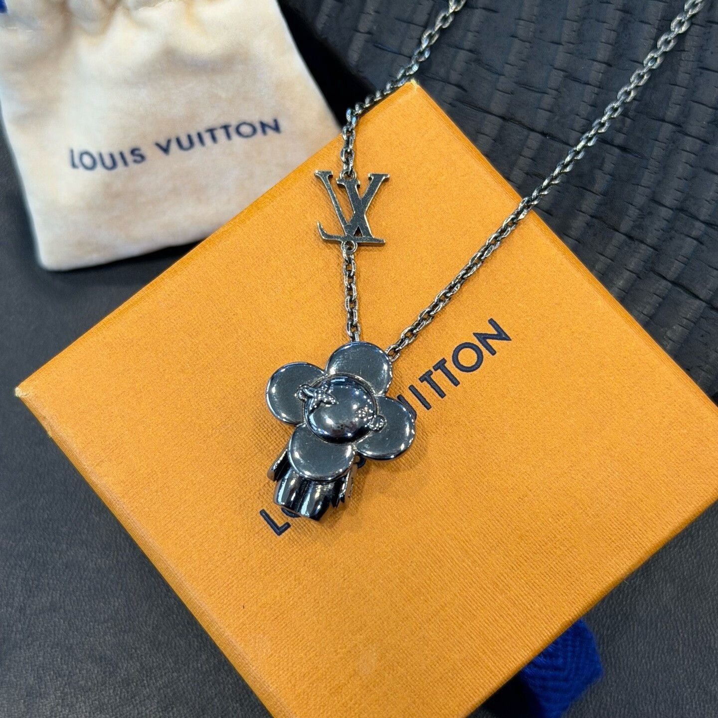Louis Vuitton Louis Vuitton Vivienne Sunflower Pendant Necklace Size ONE SIZE - 1 Thumbnail