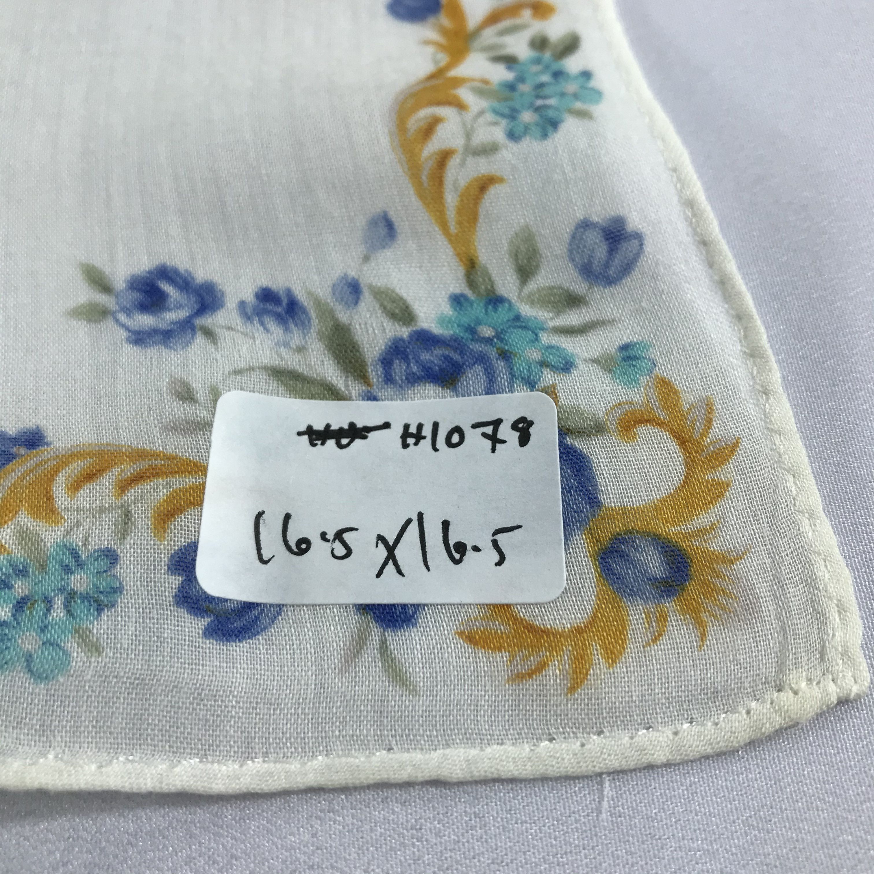 Vintage Valentino Garavani Handkerchief Neckerchief Bandana H1078 Size ONE SIZE - 6 Thumbnail