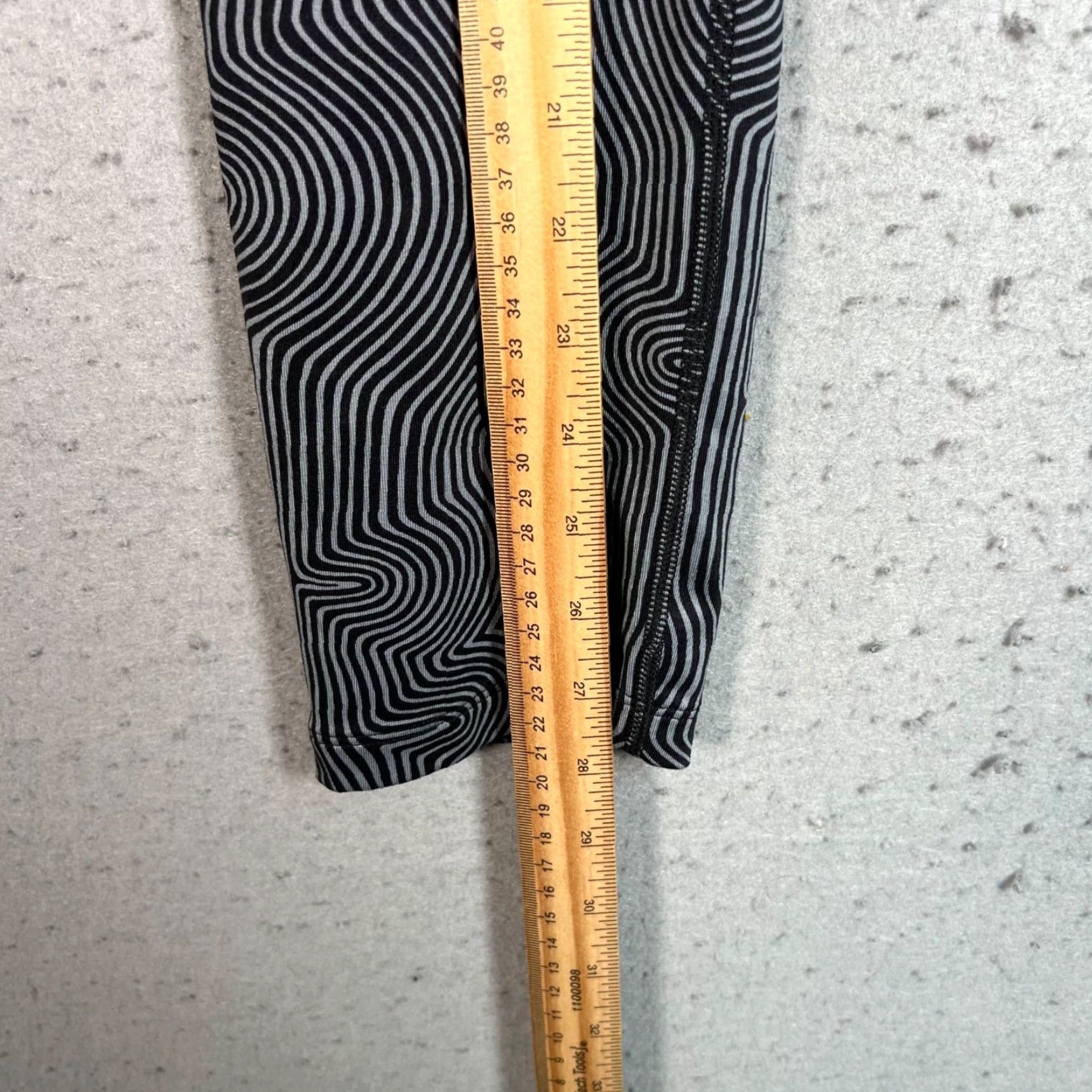 Nike Nike Dri-Fit Womens Small Grey Geometric Print Running Leggings 3/4 Length Athletic Shirt? Size 28" / US 6 / IT 42 - 6 Thumbnail