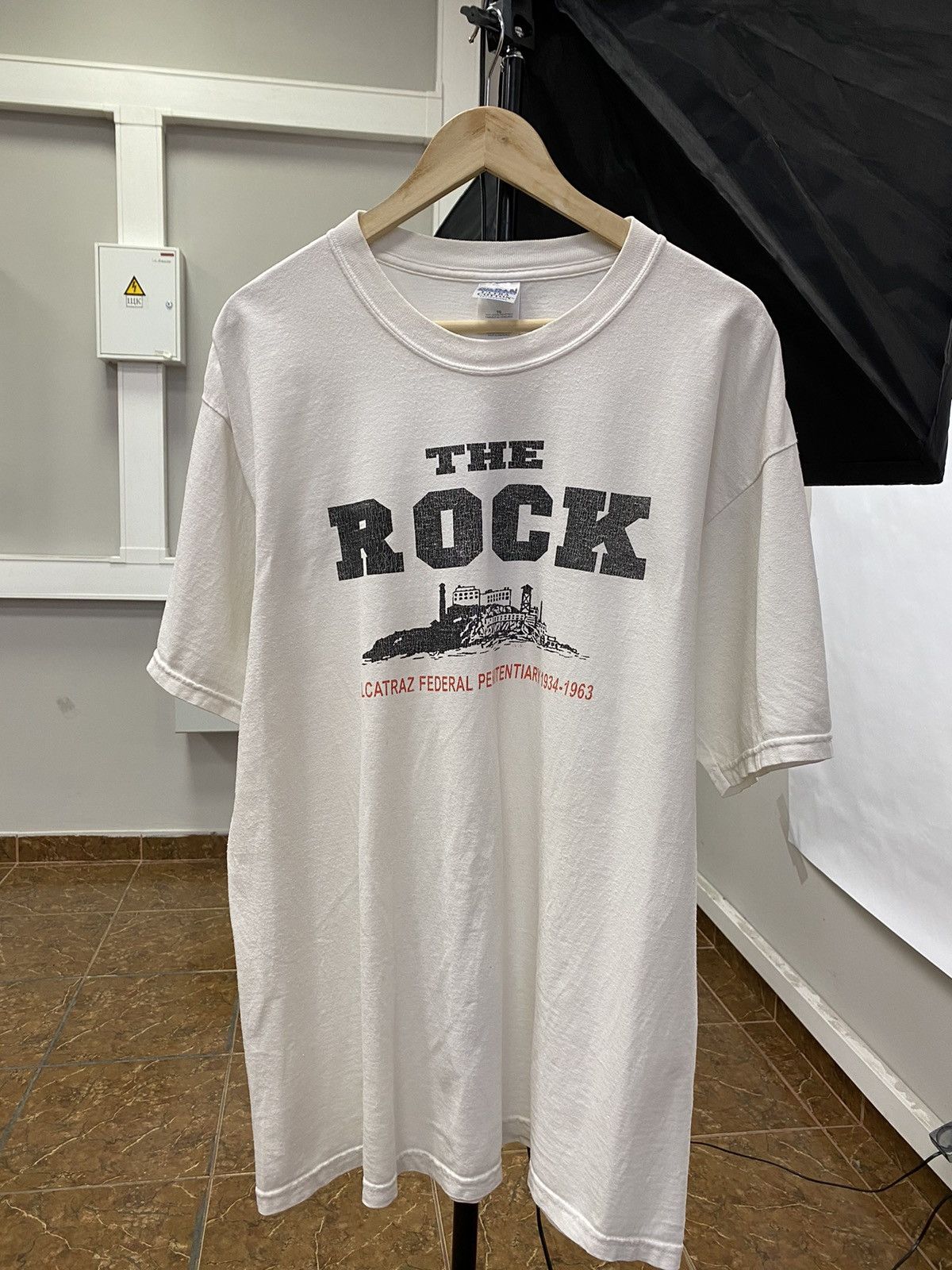 Gildan 🇺🇸 Vintage 90s Alcatraz Federal Penitentiary The Rock T-Shirt Size US XL / EU 56 / 4 - 1 Thumbnail