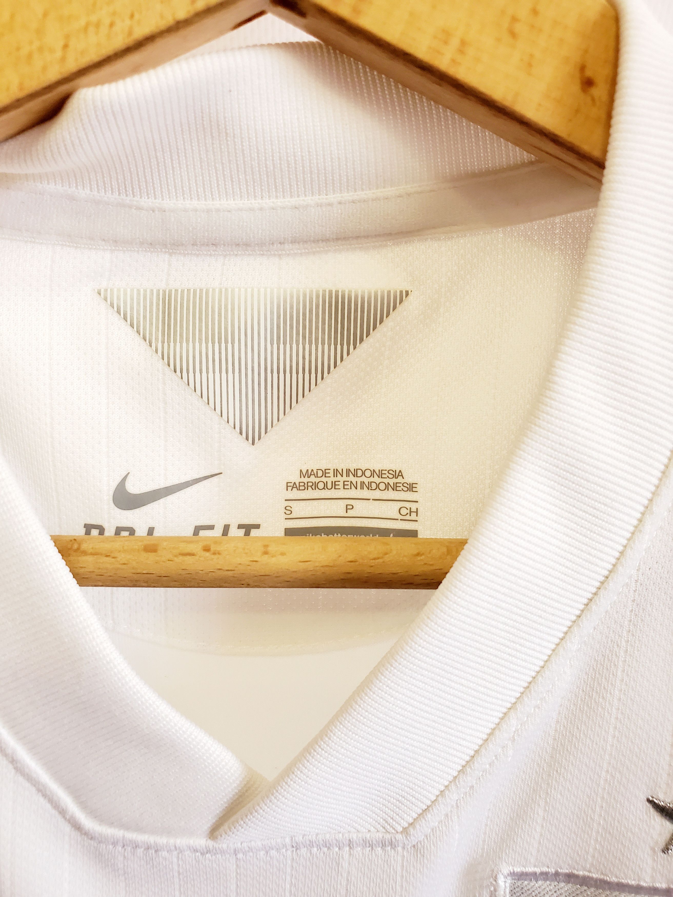 Nike ENGLAND 2014 2015 HOME FOOTBALL SHIRT SOCCER JERSEY0q Size US S / EU 44-46 / 1 - 3 Thumbnail