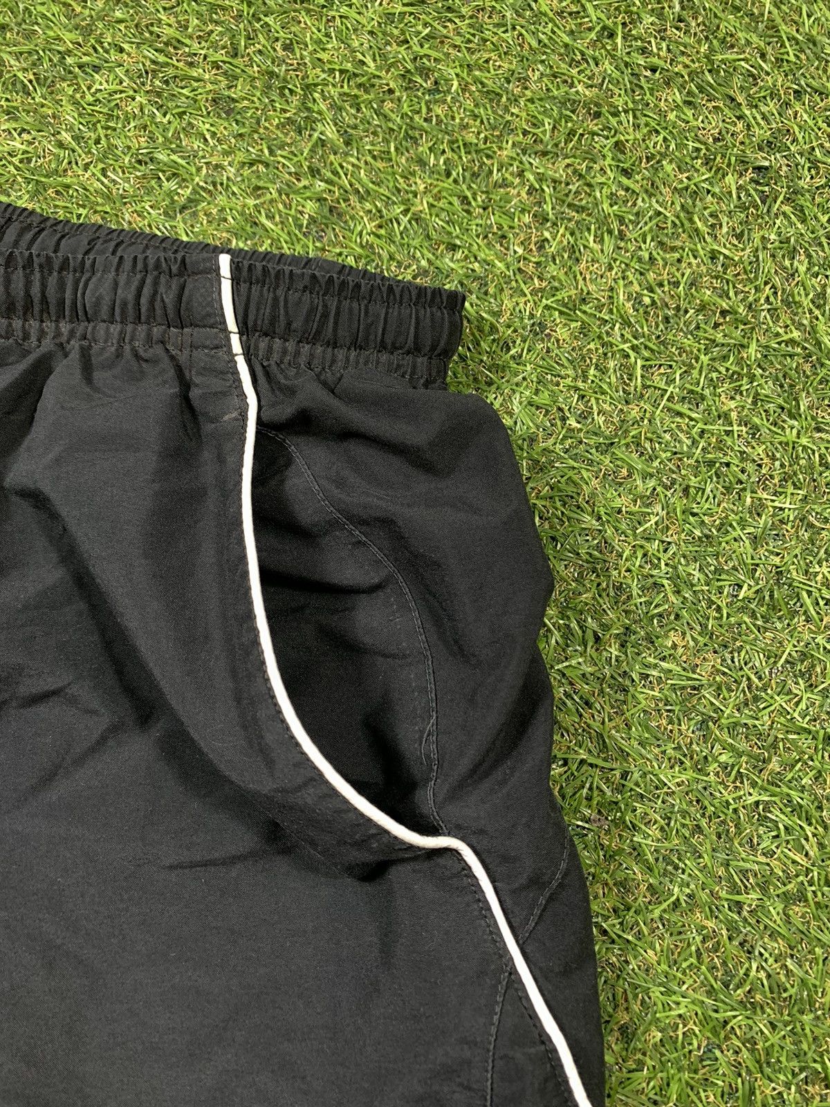 Nike Vintage Nike shorts small swoosh streetwear style size Size US 32 / EU 48 - 3 Thumbnail