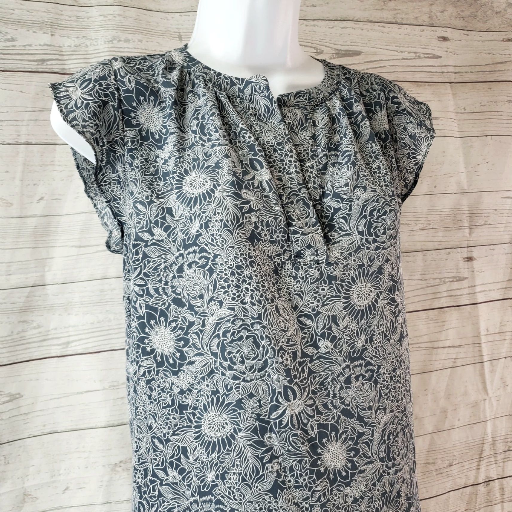 Ann Taylor Ann Taylor LOFT Womens Top Blouse Sleeveless Rayon Floral Gray Blue XS PXS Petite XS Woman Girls? Size XS / US 0-2 / IT 36-38 - 2 Thumbnail