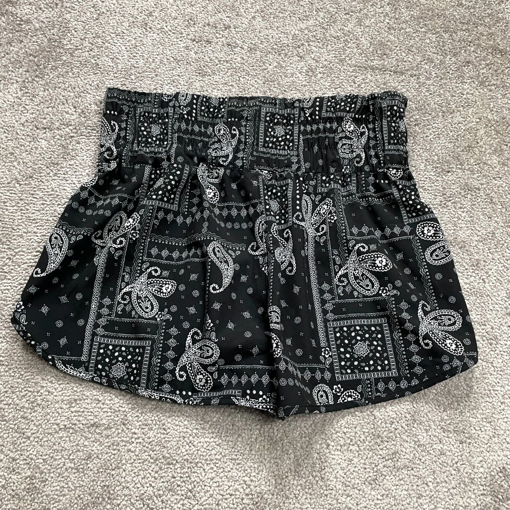 Vintage No Boundaries Active Shorts Women Juniors Medium Black White Pasiley Running 29x2 Size 32" / US 10 / IT 46 - 2 Thumbnail