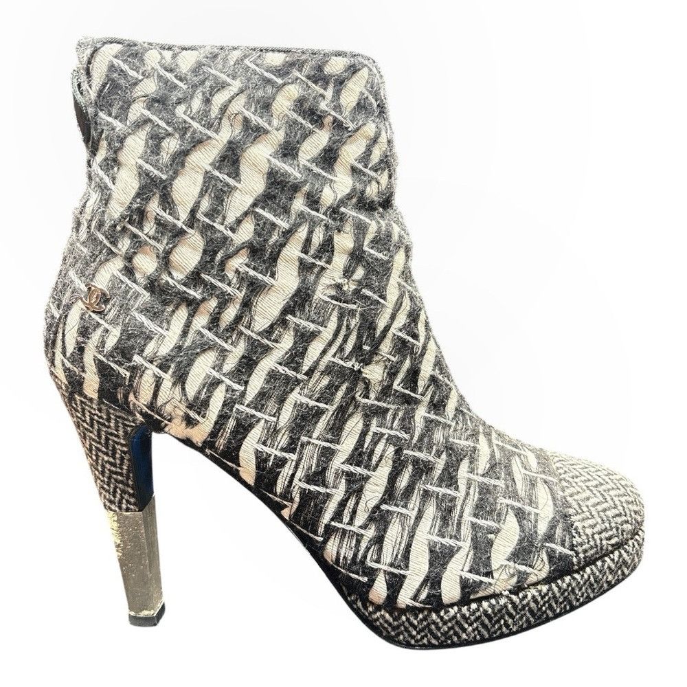 Chanel Chanel Tweed Zip Up Booties Black White CC Heels EU 39.5 US Size US 9.5 / IT 39.5 - 3 Thumbnail