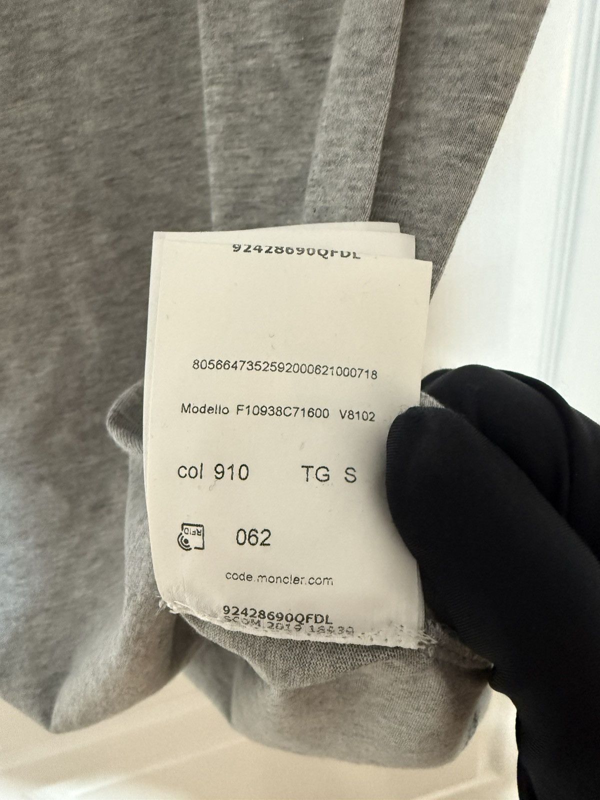Moncler Brand new Moncler grey logo tshirt size small Size S / US 4 / IT 40 - 12 Thumbnail