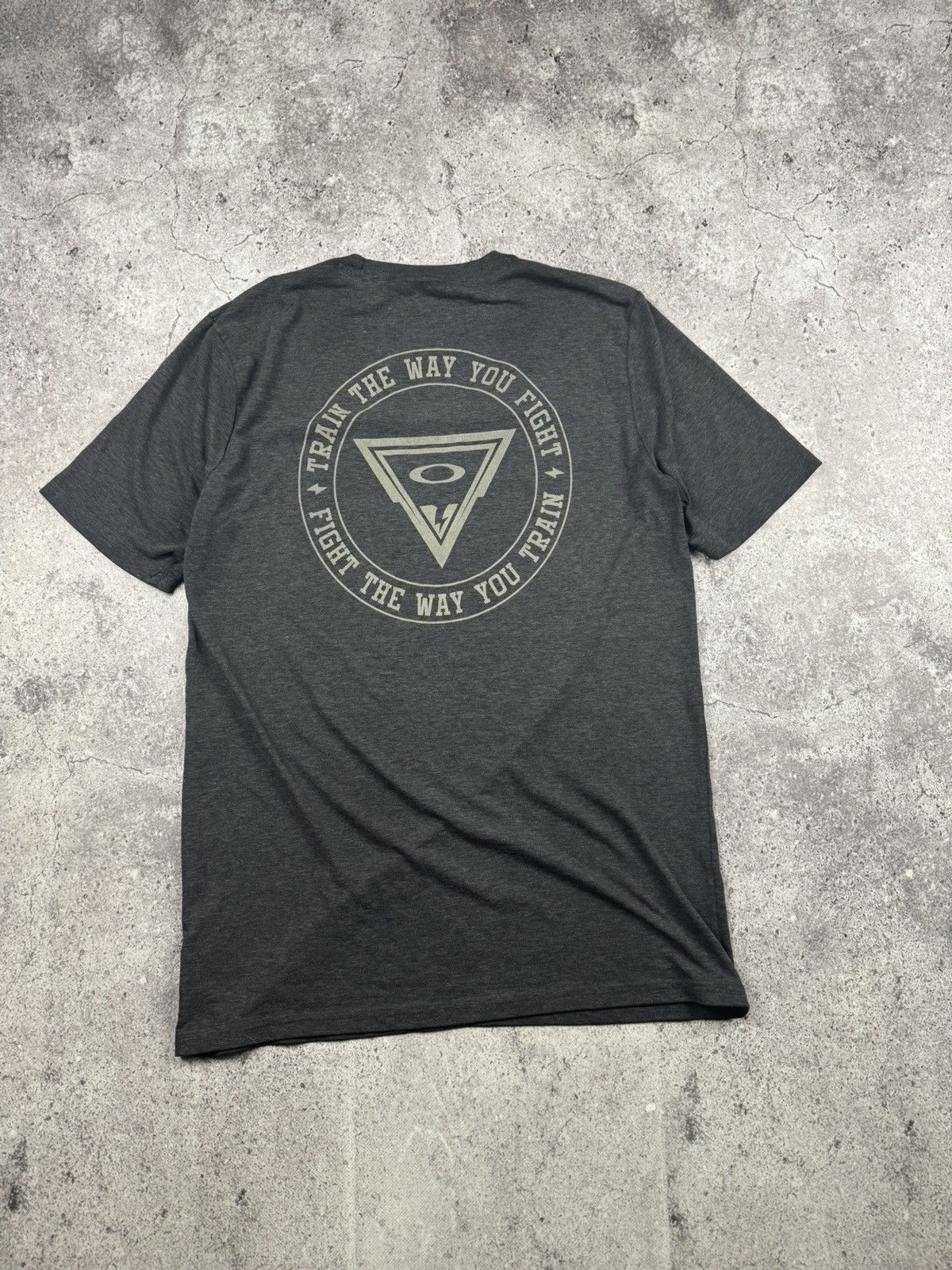 Oakley ☠️ OAKLEY T shirt Vintage 00s Big Central Logo XL Size US M / EU 48-50 / 2 - 5 Thumbnail