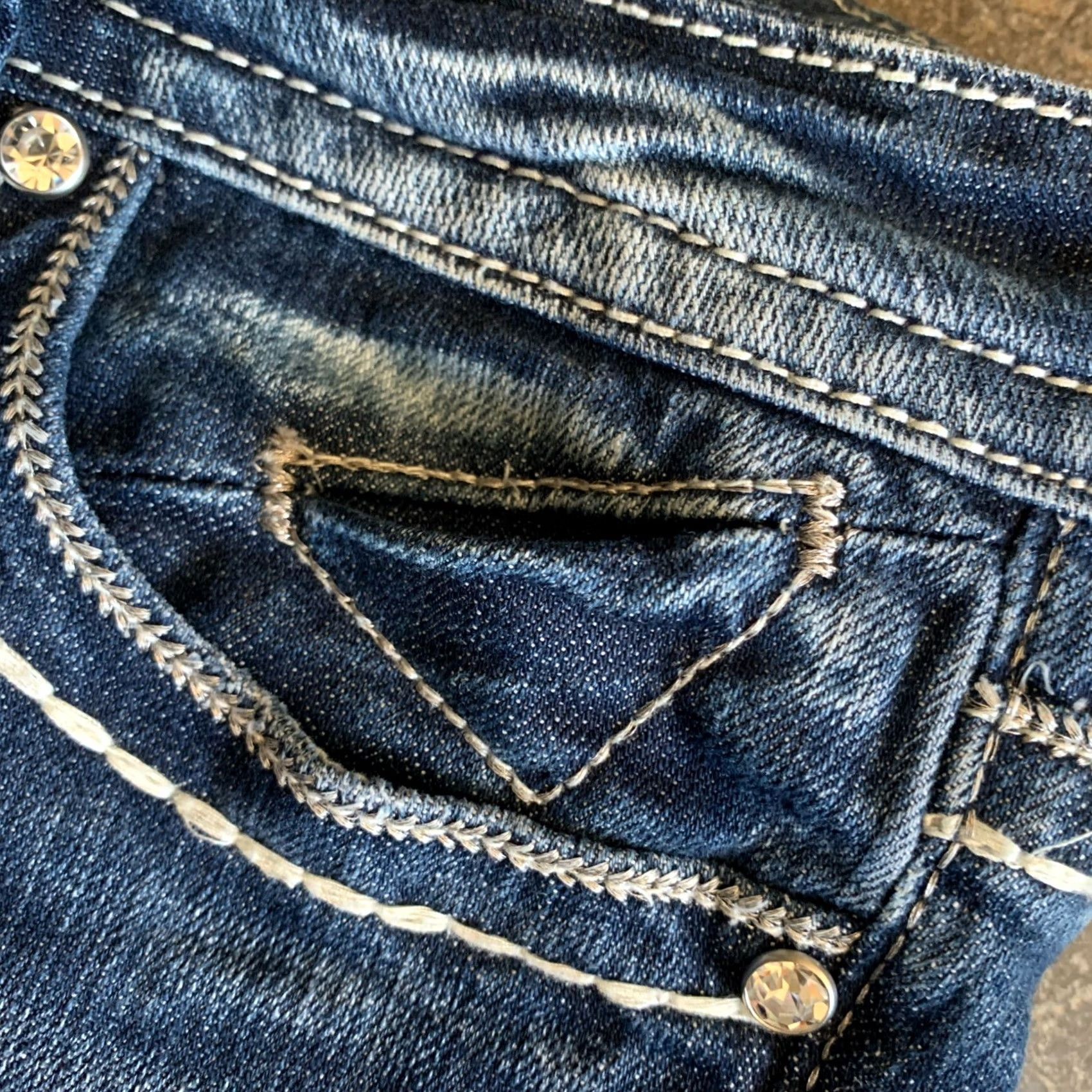 Vintage VIGOSS Capri Pants Women Blue Denim Distressed Rhinestone Capris 7 Juniors 32x21 Belt Loops Straight Modern Casual Flat Front Zip Button Size 28" / US 6 / IT 42 - 7 Thumbnail