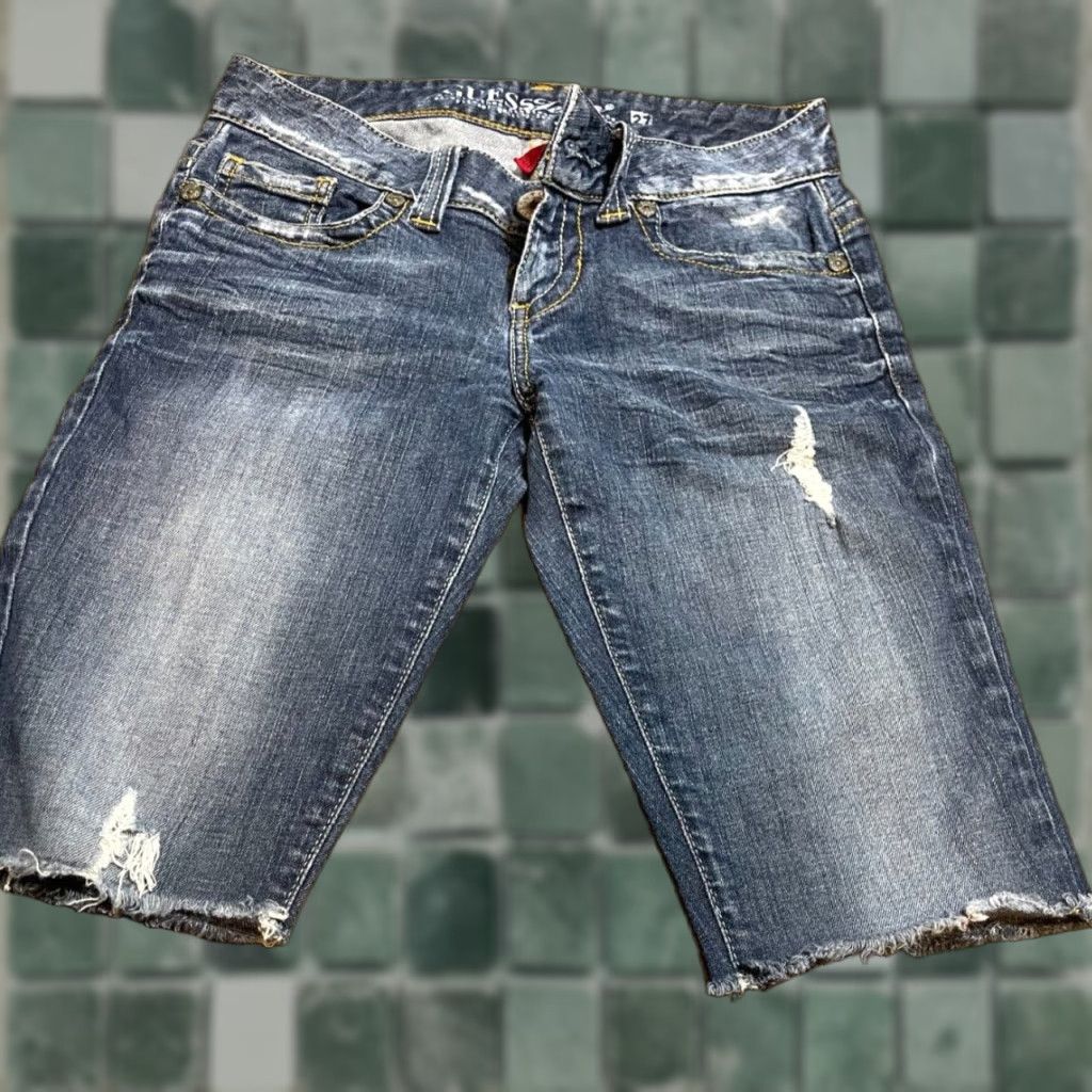 Guess GUESS Shorts Blue Denim Cut Off Distressed Regular Waist 27 in Women Vintage Size 27" / US 4 / IT 40 - 1 Thumbnail