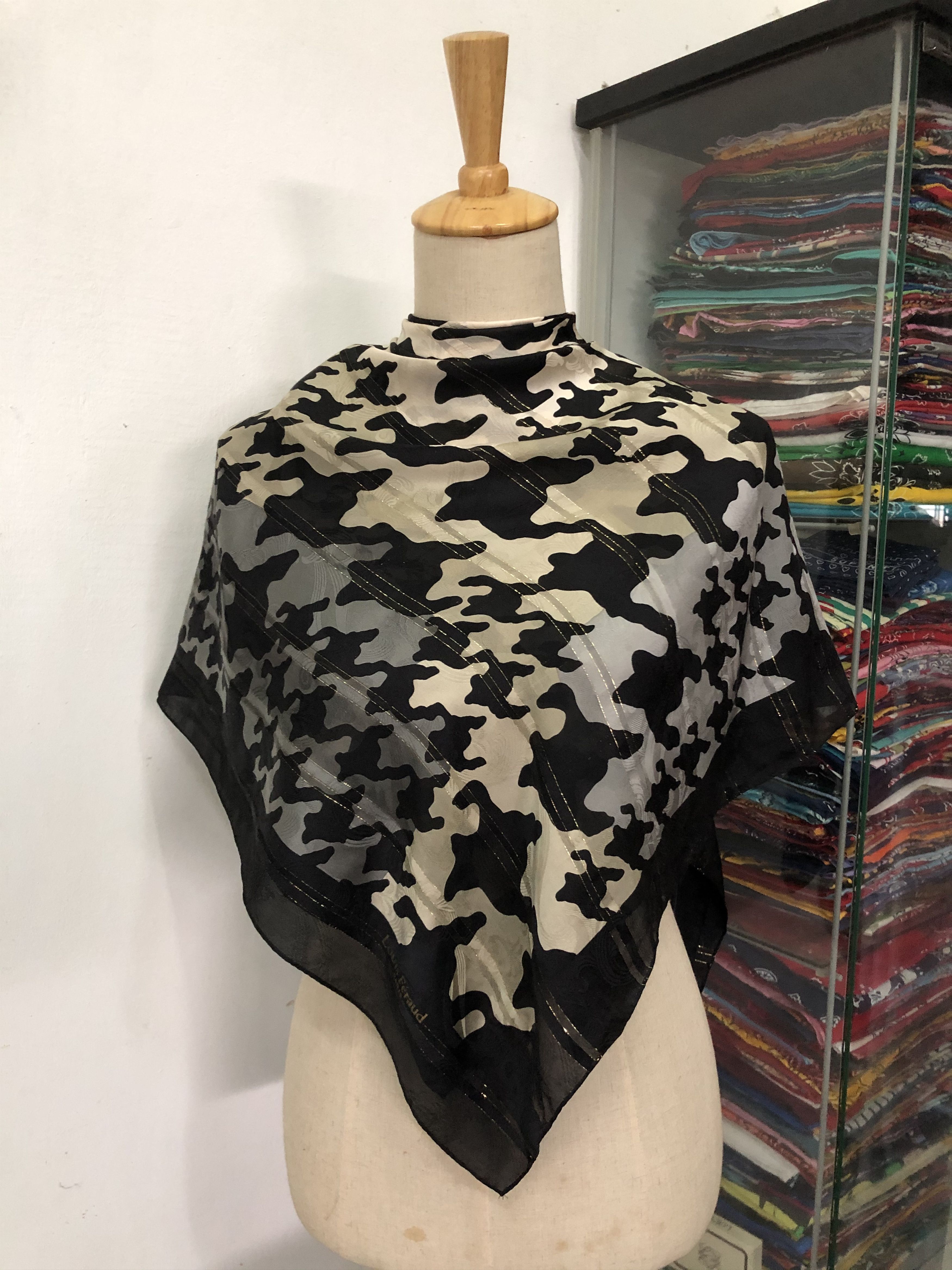 Louis Feraud × Vintage Vintage Louis Feraud Silk Scarf Size ONE SIZE - 1 Thumbnail