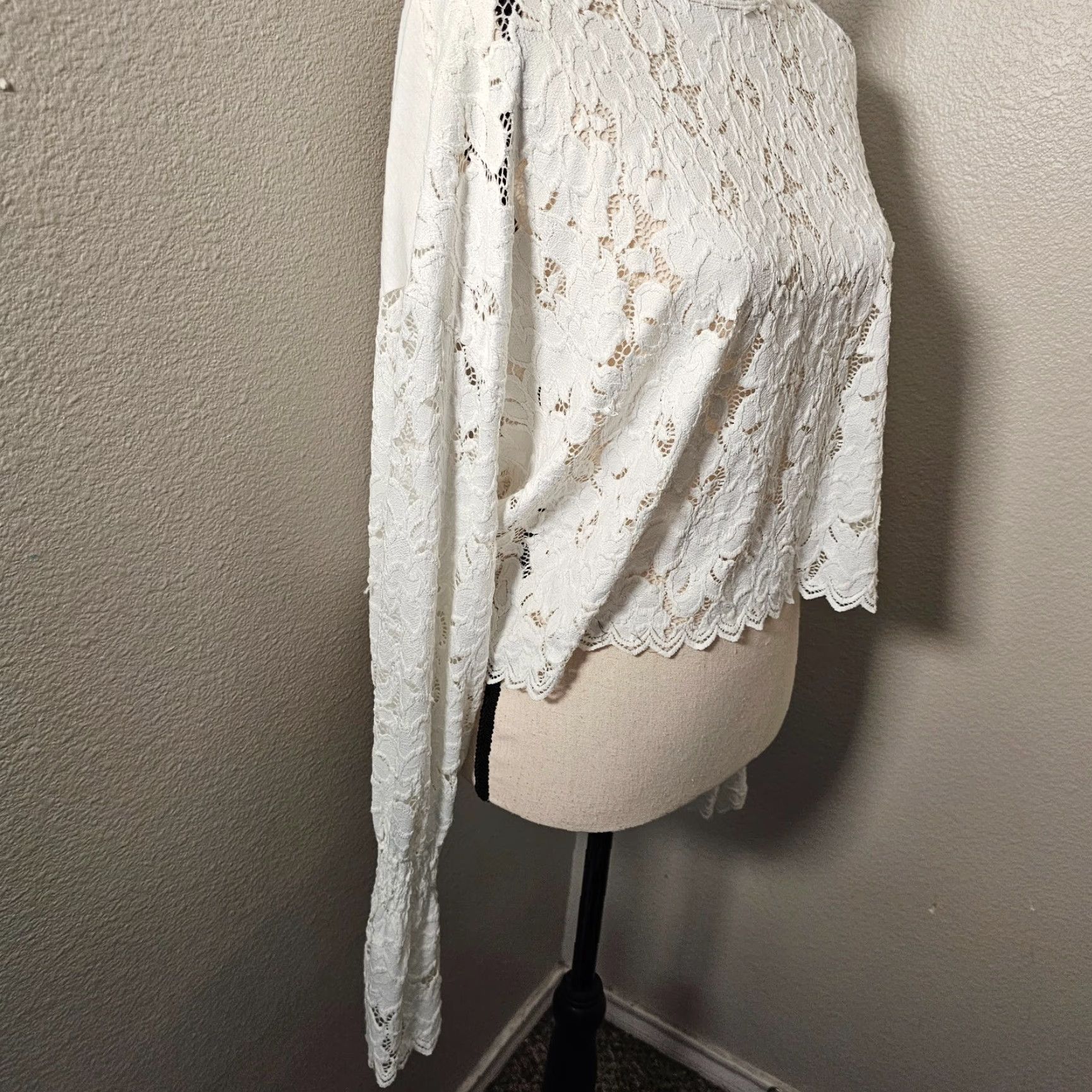 Zara Zara Trafaluc Blouse L Ivory Lace Bell Sleeve Round Neck Short Sleeve Sheer Crochet Accent Women's Regular Sizes Size L / US 10 / IT 46 - 4 Thumbnail