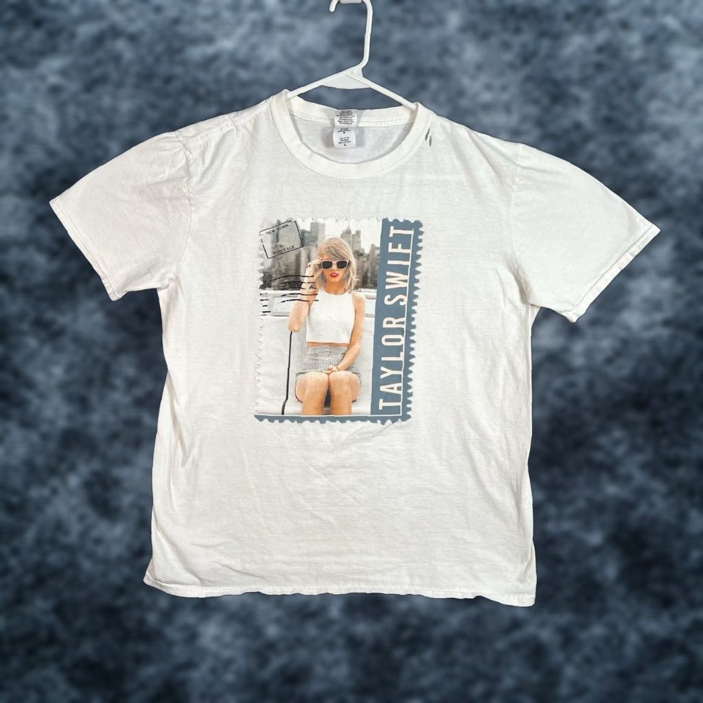 Gildan VINTAGE Taylor Swift Eras Tour T-Shirt Women Large White Concert Merch, 2020s Size L / US 10 / IT 46 - 1 Thumbnail