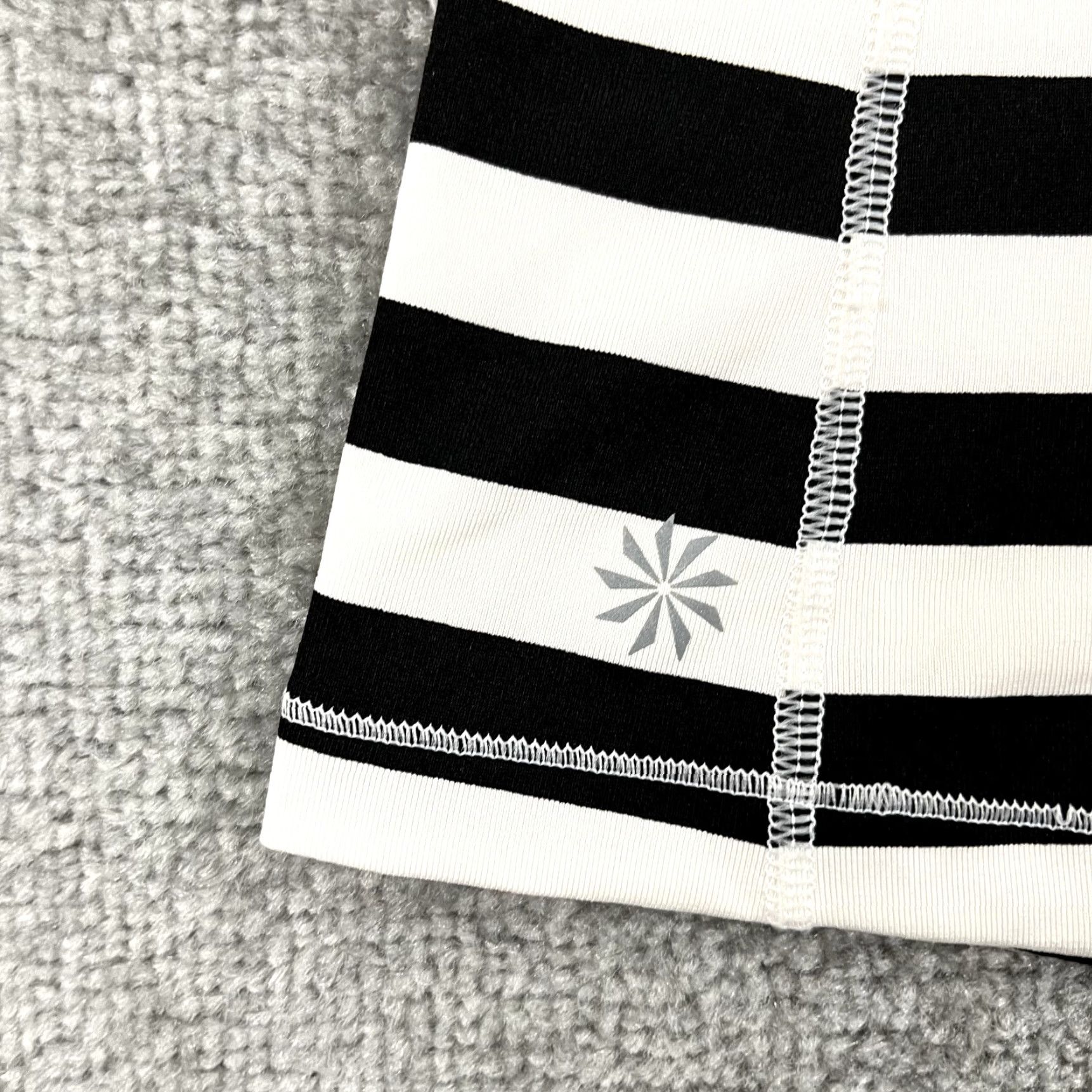 Athleta ATHLETA Shirt Womens Small Chase Tank Top Padded Bra Black White Stripe Tank Sleeveless Multicolor Stripe Casual Gym & Training Running Yoga Womens/S Size S / US 4 / IT 40 - 2 Thumbnail