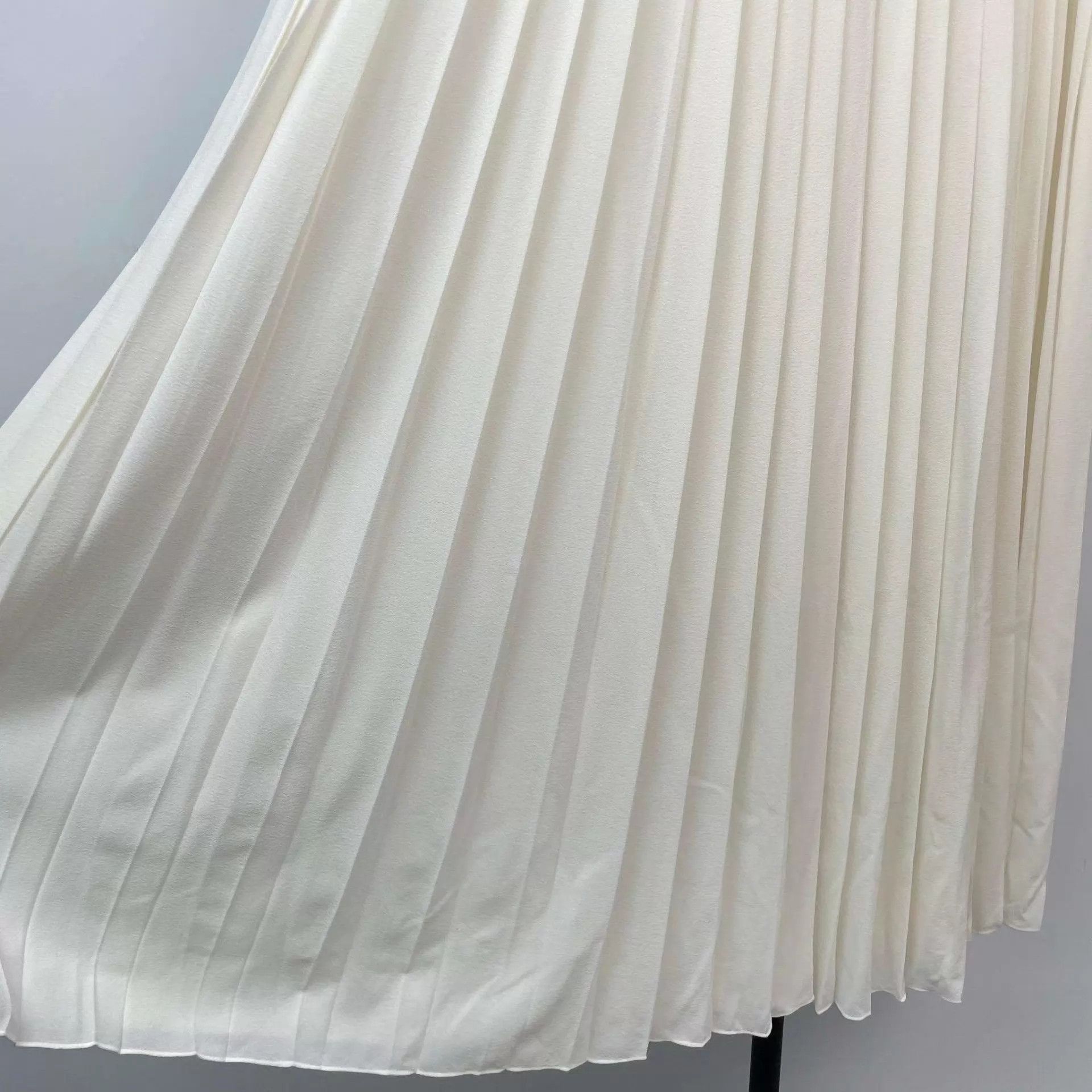 Chanel Chanel 25S White Silk Pleated Skirt 38 (98 New) Size 27" / US 4 / IT 40 - 9 Thumbnail