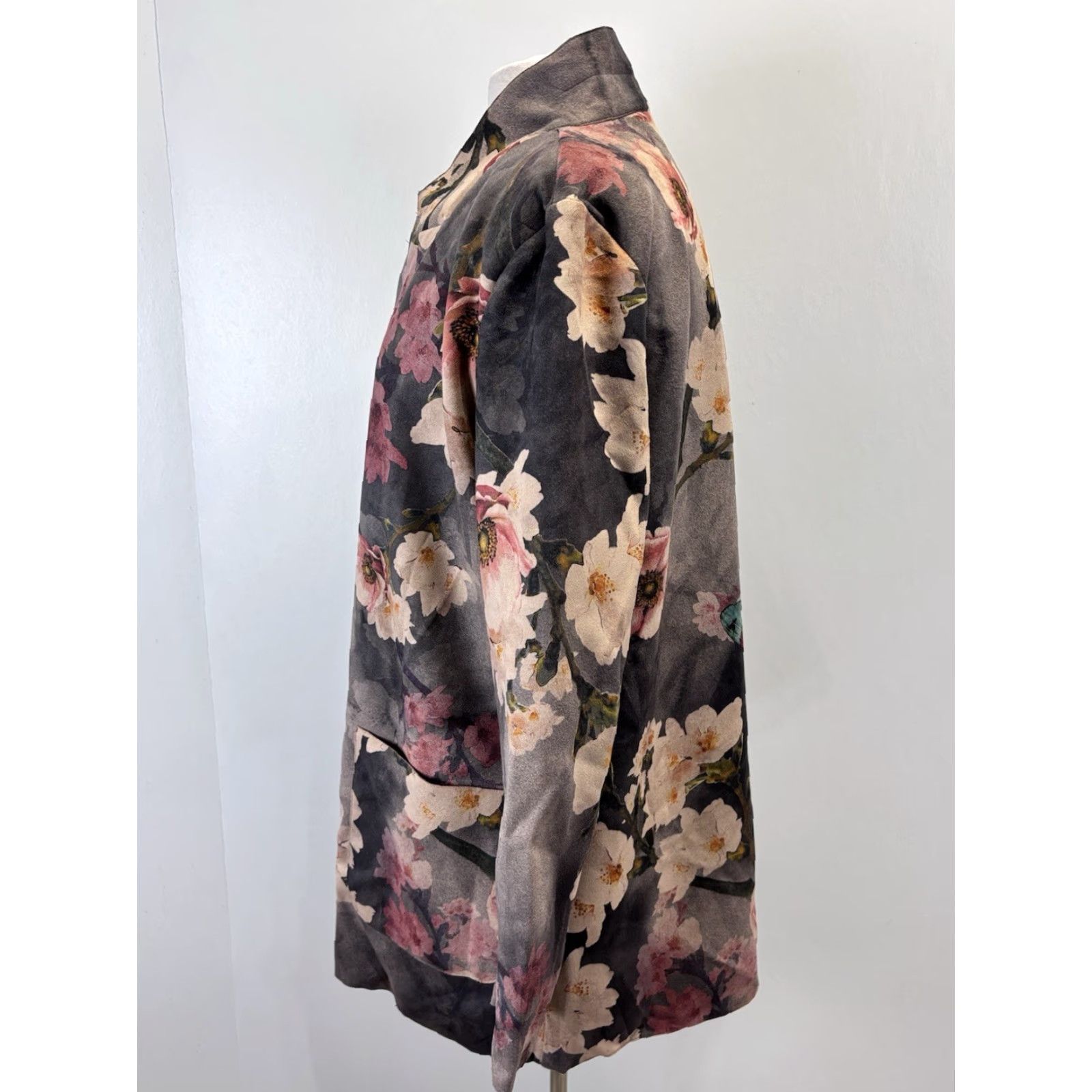 Soft Surroundings Soft Surroundings Blazer Jacket Faux Suede Sz L Soft Pink Grey Butterfly Floral Size L / US 10 / IT 46 - 2 Thumbnail
