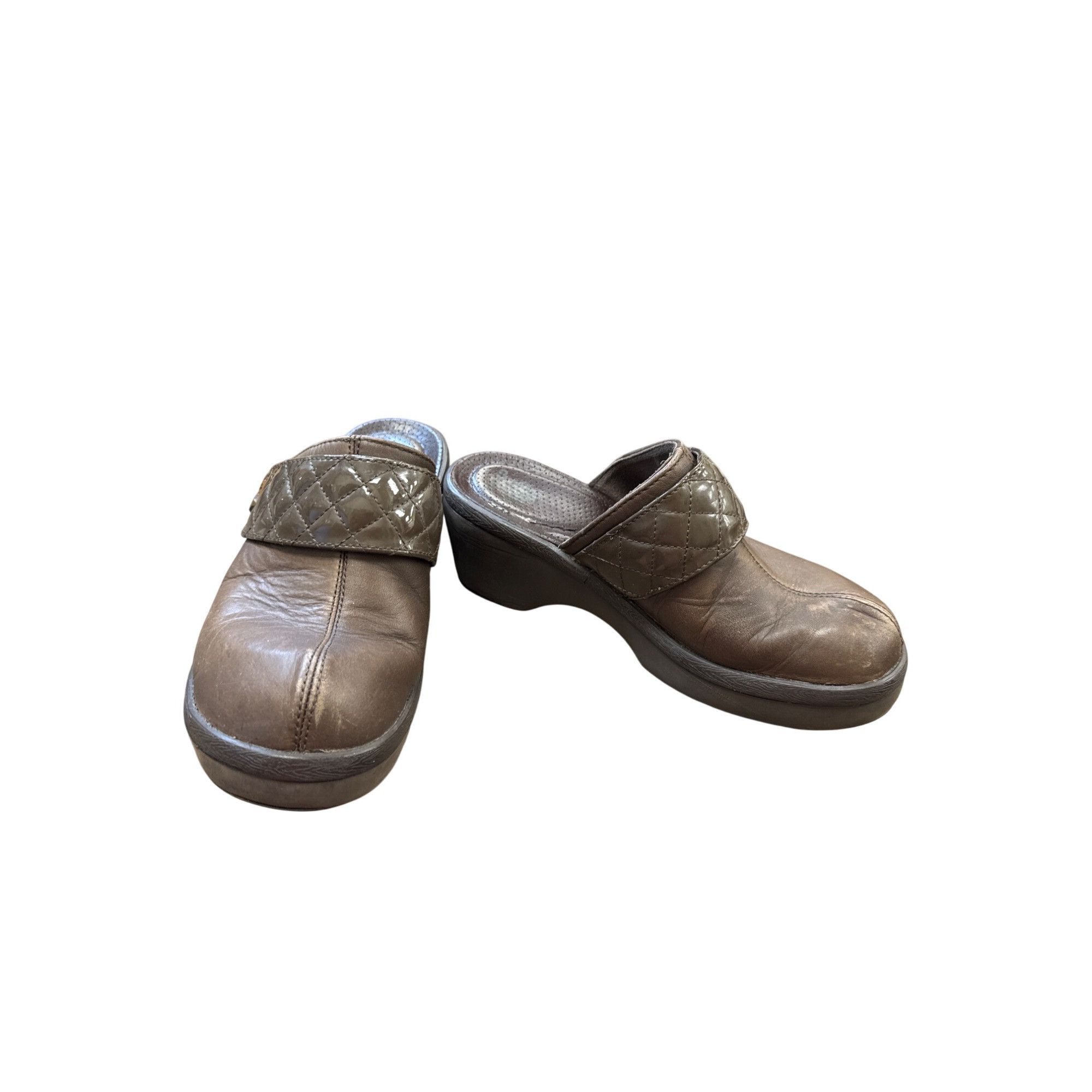 Crocs Crocs womens Brown Leather Cobbler Quilted Mules Size 7 SKU Size US 7 / IT 37 - 1 Thumbnail