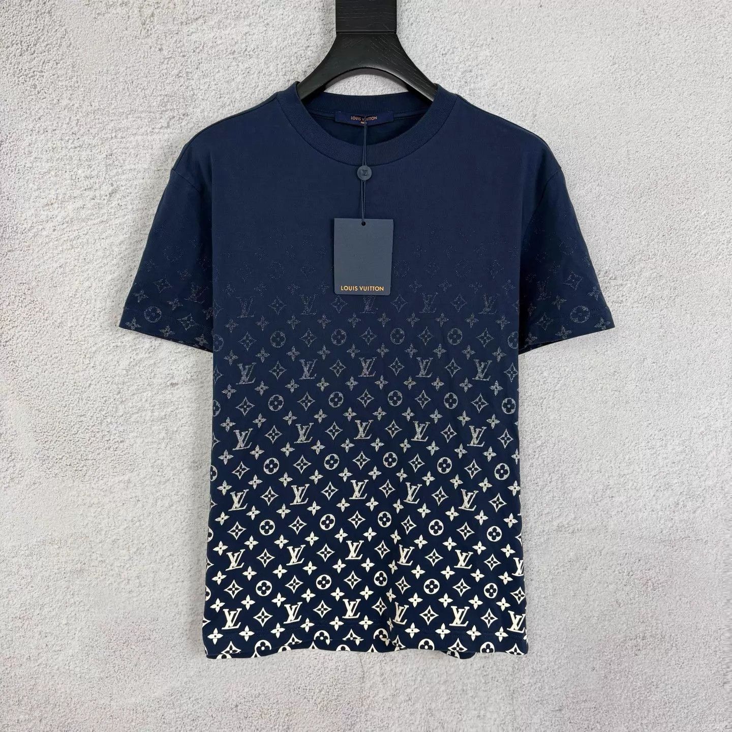 Louis Vuitton LV blue gradient logo short tee S new Size US S / EU 44-46 / 1 - 1 Thumbnail