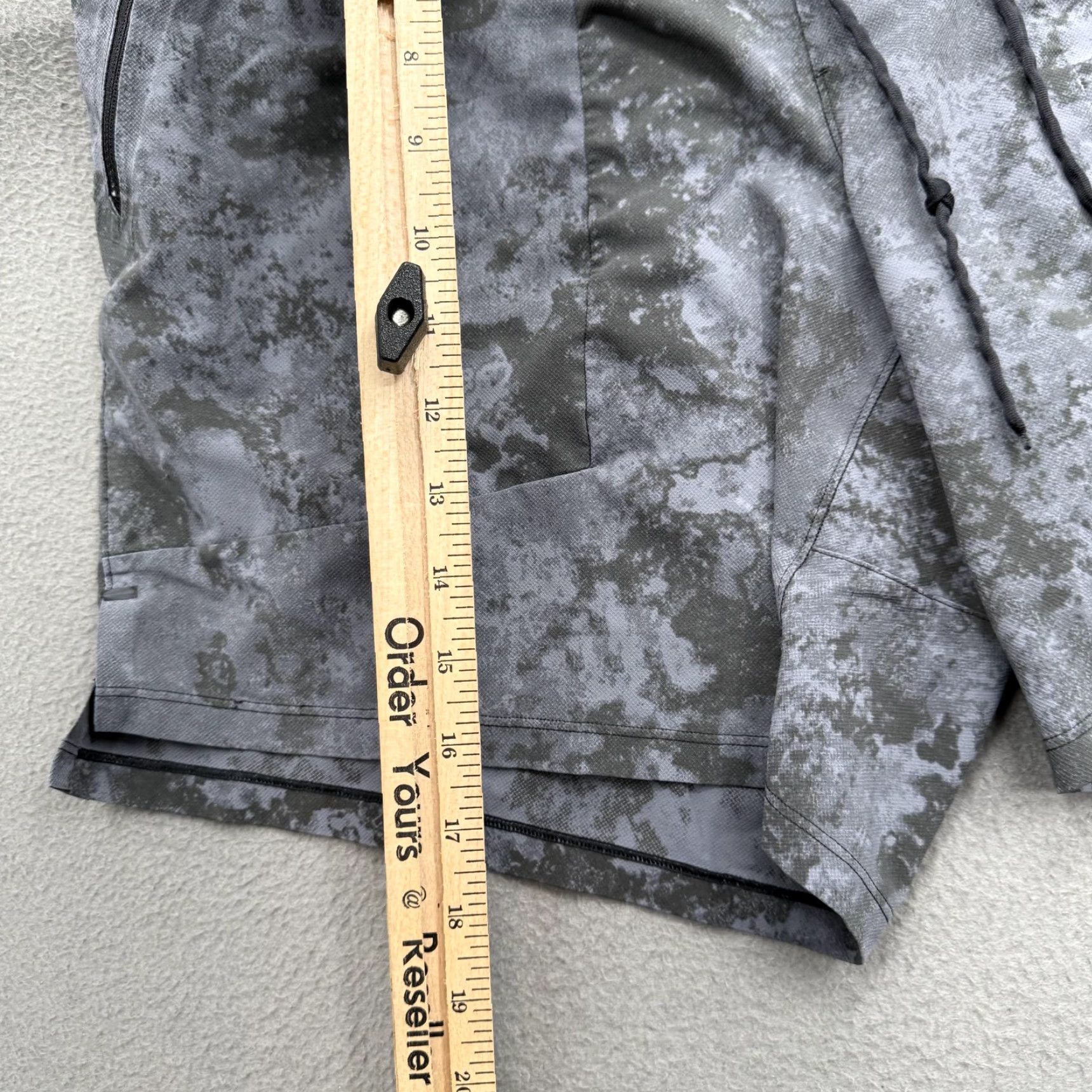 Lululemon Lululemon Shorts Mens Medium Gray Camo Athletic Running Zip Pockets Training Size US 31 - 7 Thumbnail