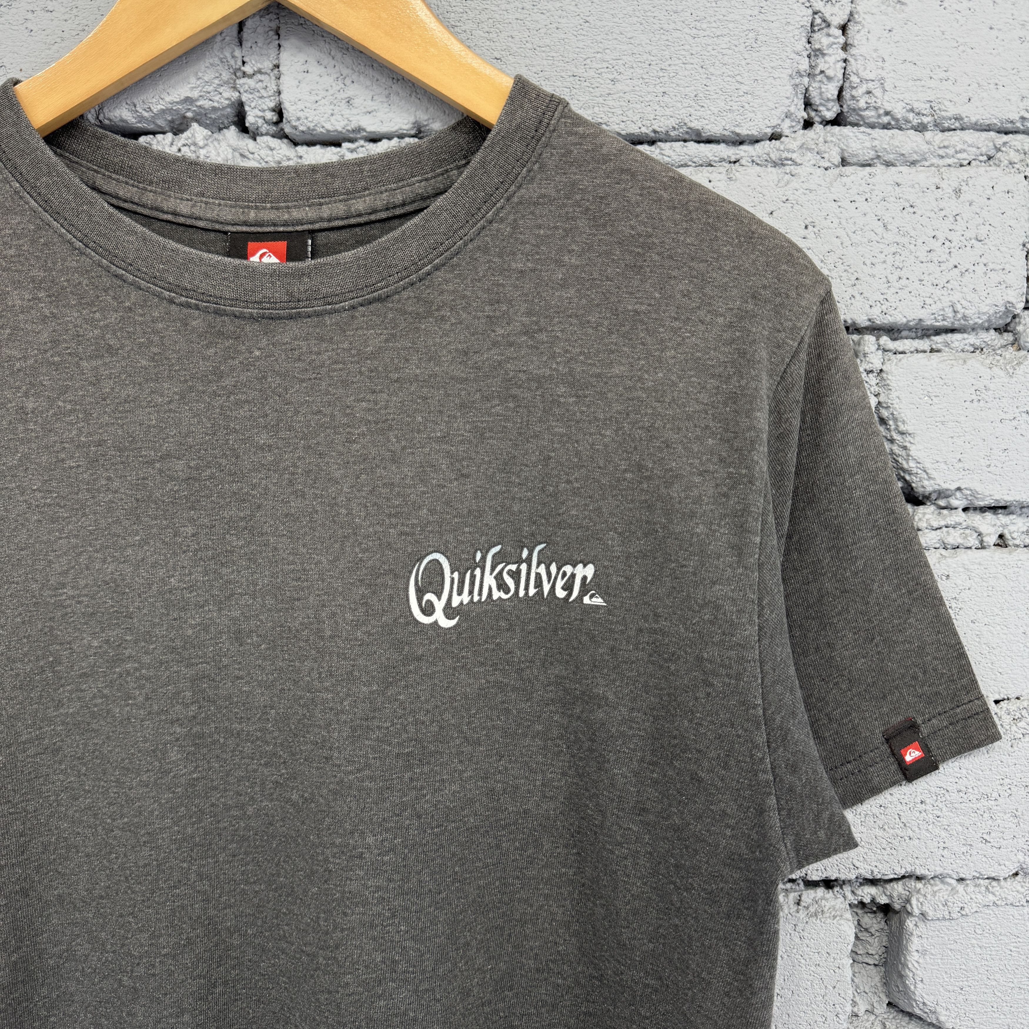 Vintage Vintage Quiksilver Sexy Women Surfing Sunfaded Tshirt Size US S / EU 44-46 / 1 - 3 Thumbnail