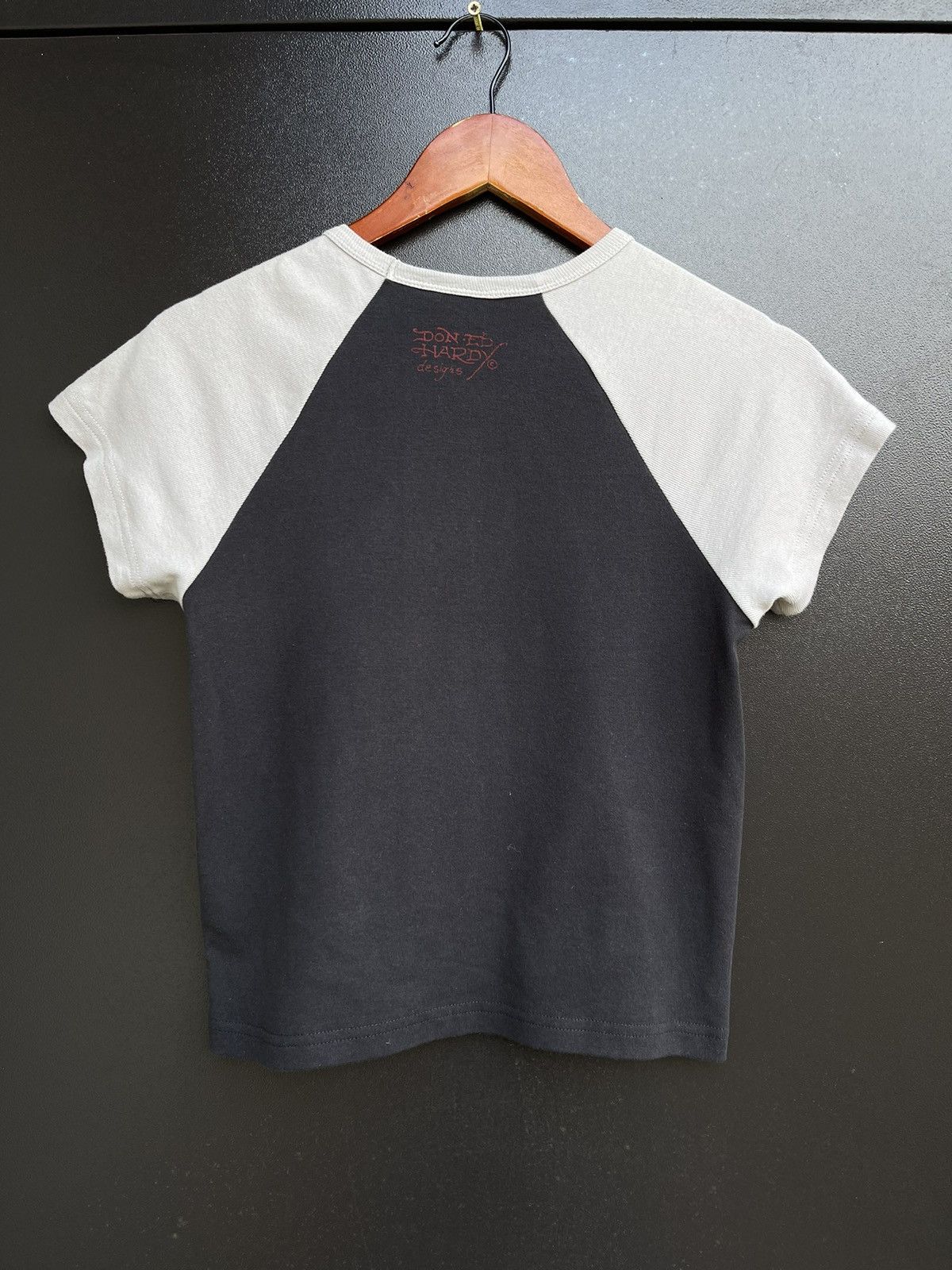 Ed Hardy Ed Hardy UO Exclusive Grey & Black Raglan Baby T-Shirt Size L / US 10 / IT 46 - 10 Thumbnail