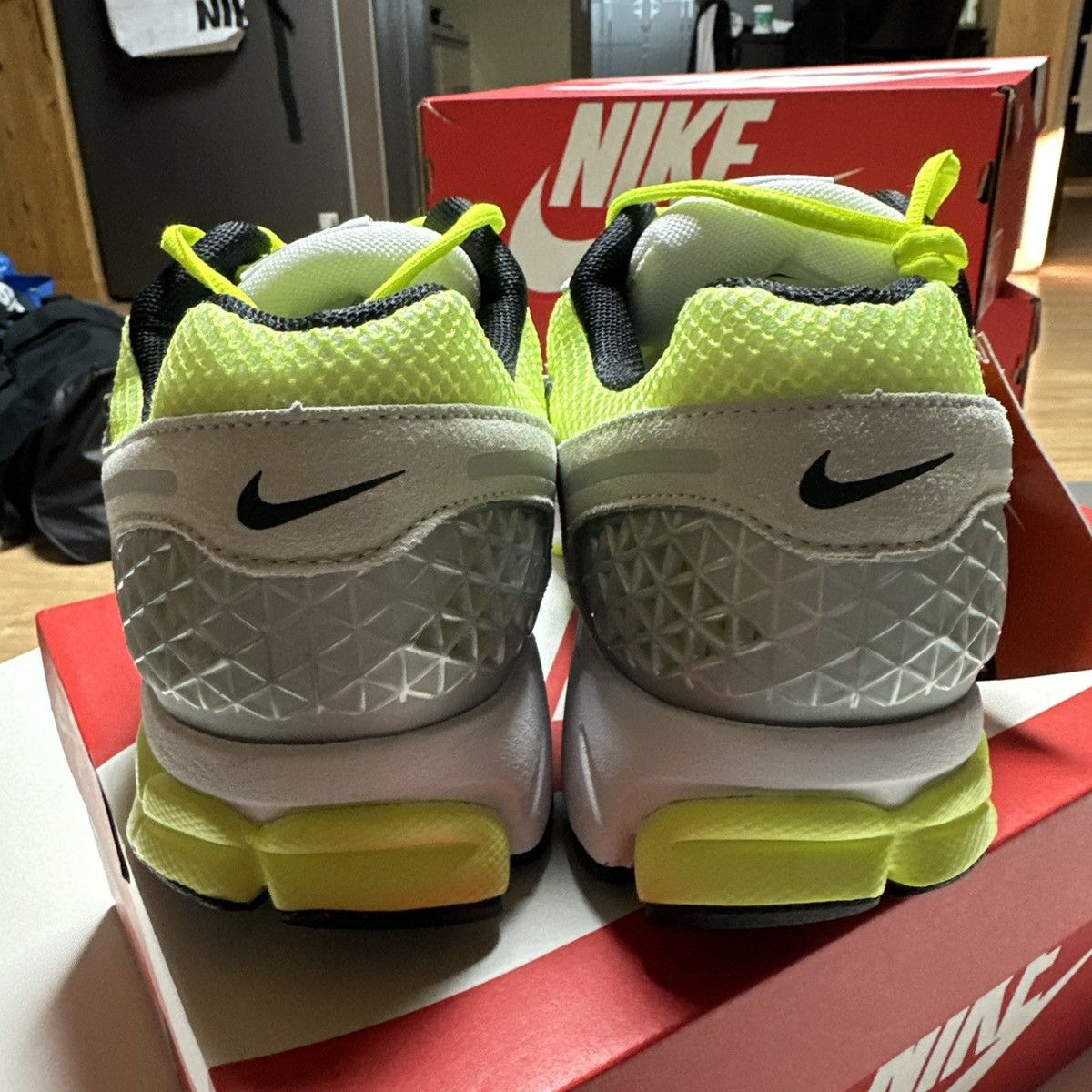 Nike *NEW* SZ 10.5 MENS, 12 WMNSN VOMERO 5 LIFE LIME VOLT/ NEON Size US 10.5 / EU 43-44 - 6 Thumbnail