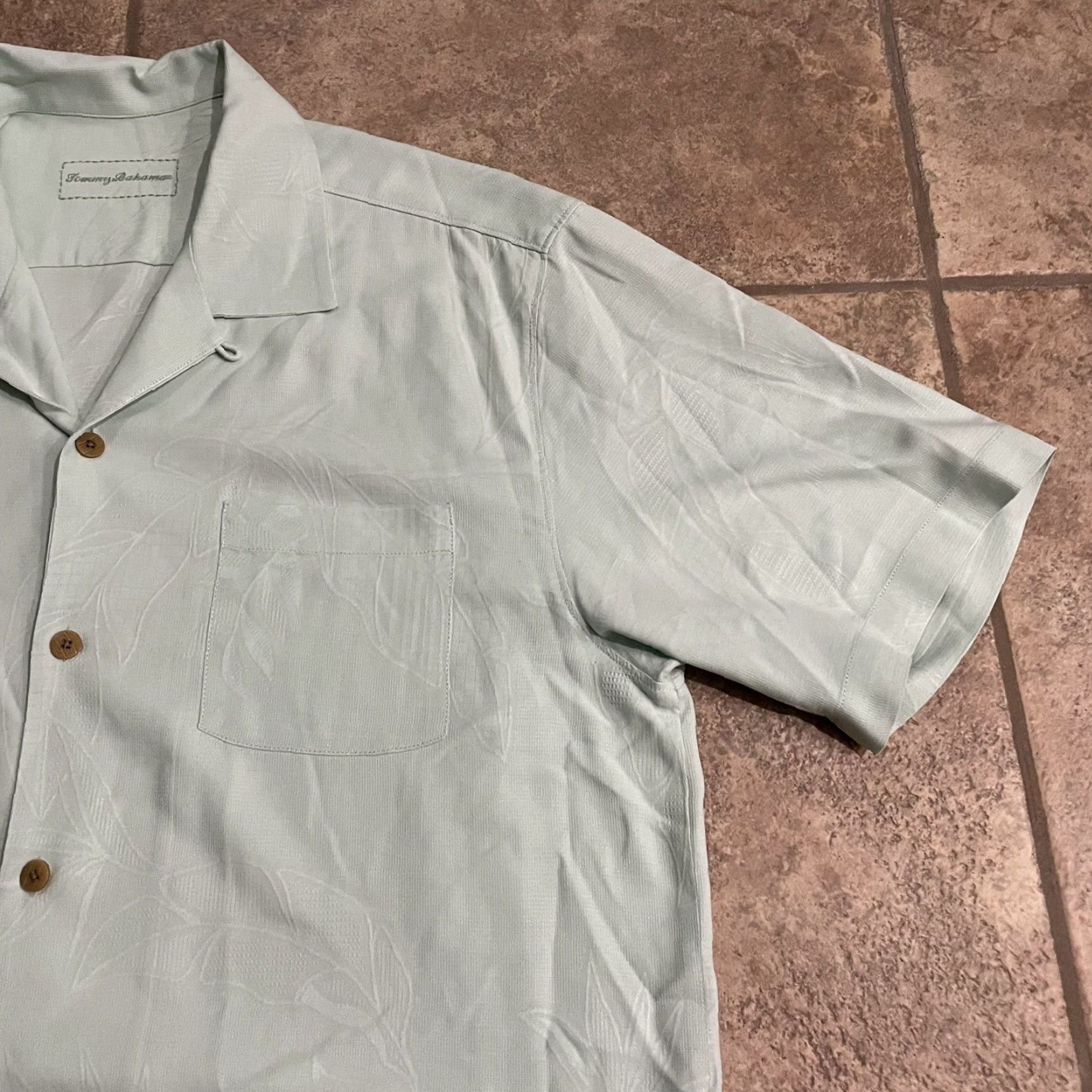 Tommy Bahama Tommy Bahama Button-Down Shirt Mens L Silk Beige Floral 100% Silk Short Sleeve Printed Blue Flower Pattern Size US L / EU 52-54 / 3 - 2 Thumbnail