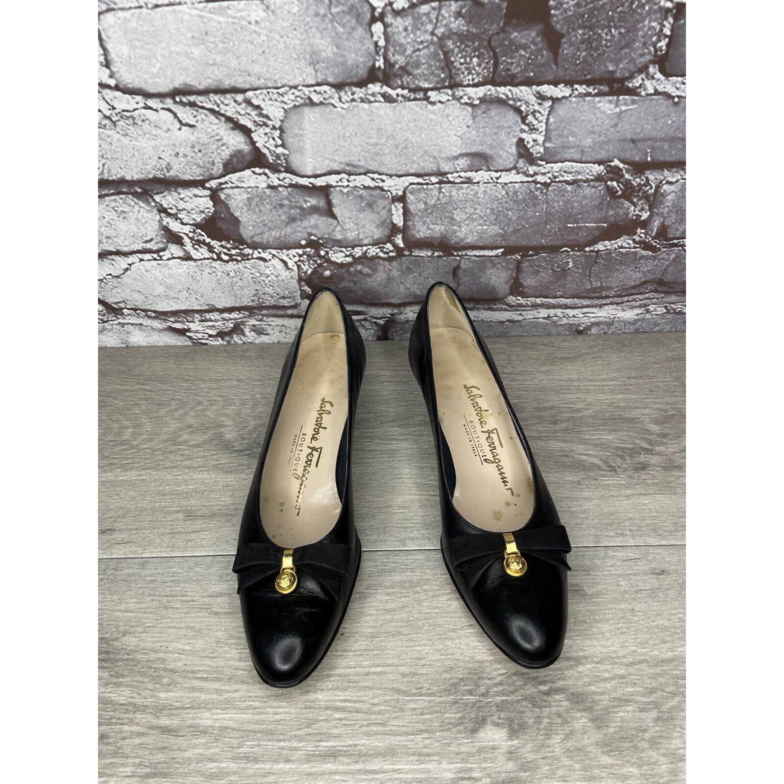 Salvatore Ferragamo Salvatore Ferragamo Black Leather Gold Bow Designer VTG Heel Size US 6 / IT 36 - 13 Thumbnail