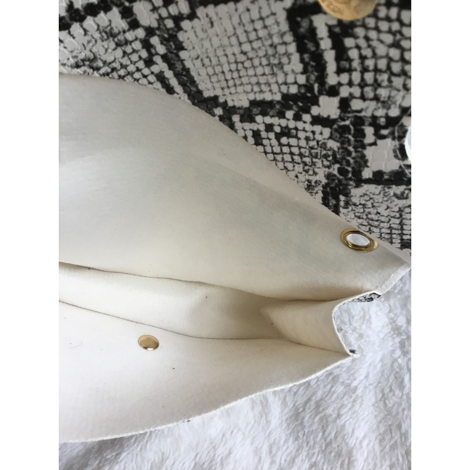 Other White Faux Snake Leather Metal Ring Gold Chain Crossbody Bag Size ONE SIZE - 9 Thumbnail