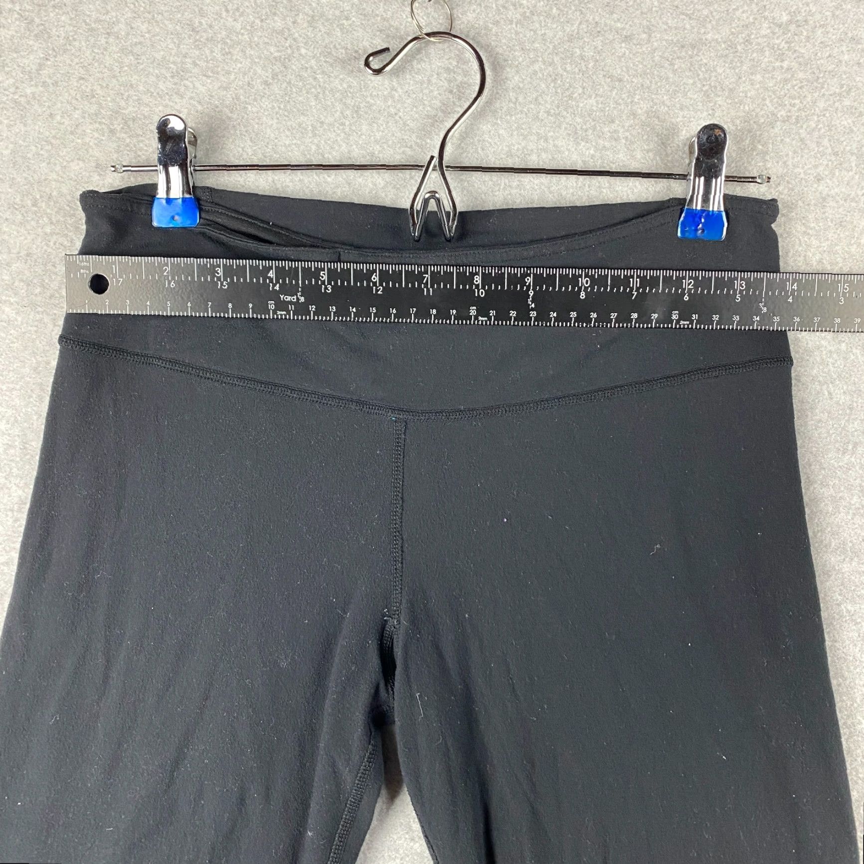Lululemon Lululemon Capri Pants Womens 6 Black Reversible Double Sided Stretch Yoga Capri Pants Black Womens 6 Lululemon Athleisure Yoga Running {Vintage: No} Size 28" / US 6 / IT 42 - 5 Thumbnail