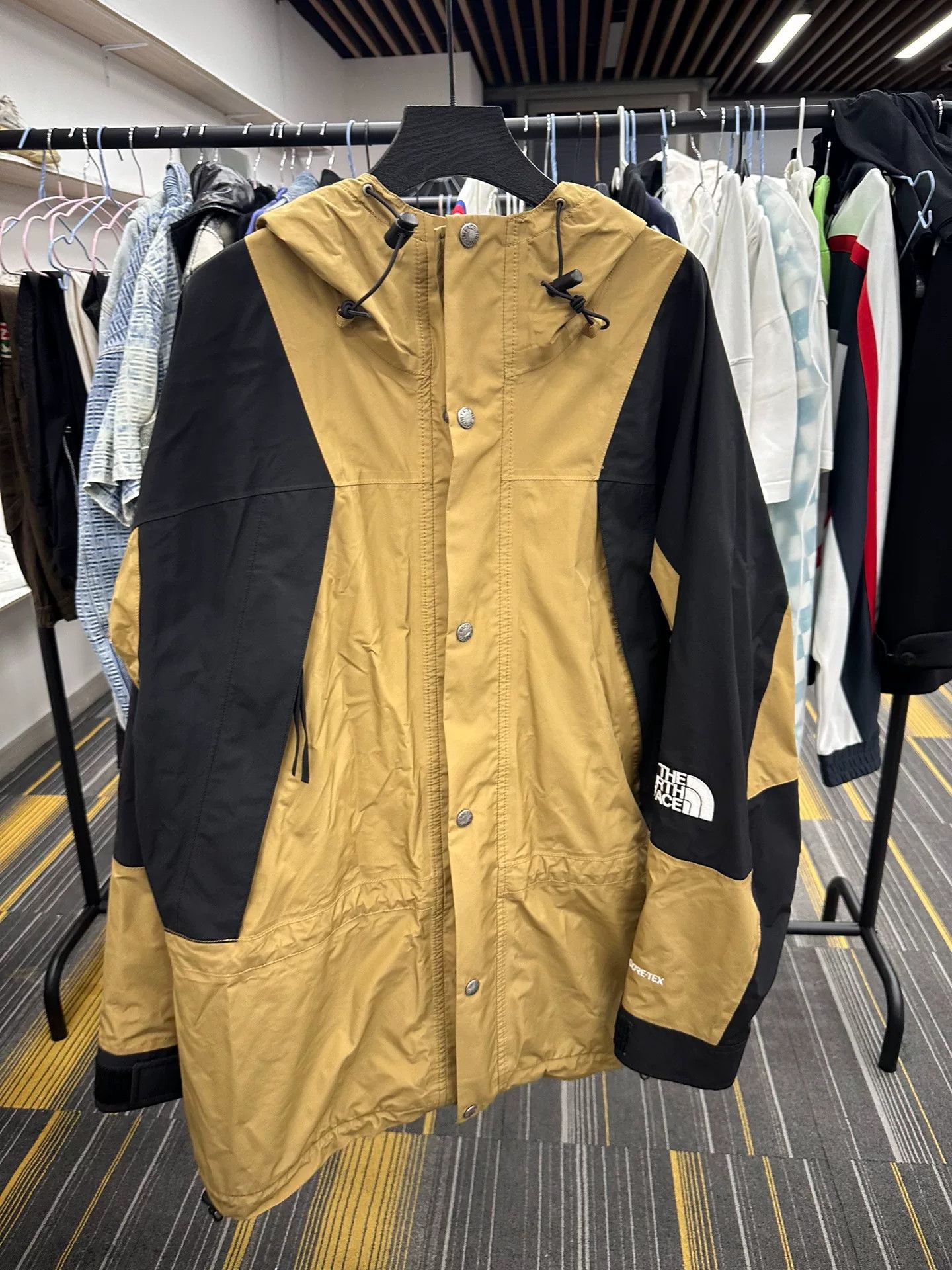 The North Face The North Face Beige Light Jacket l Men Size US L / EU 52-54 / 3 - 1 Thumbnail