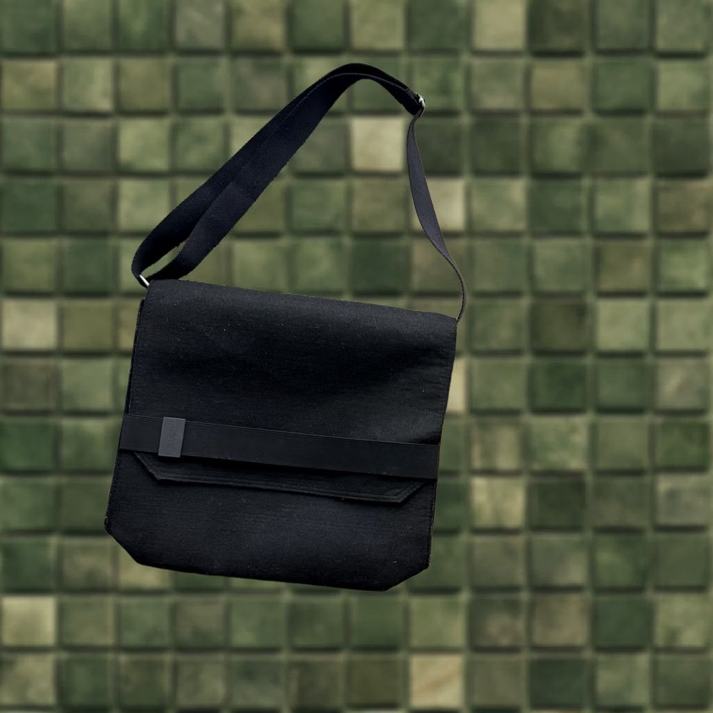 Issey Miyake ISSEY MIYAKE PARFUMS Black Felt Crossbody Messenger/ Laptop Bag NWOT Unisex Adults Medium Zip Cotton Size ONE SIZE - 1 Thumbnail
