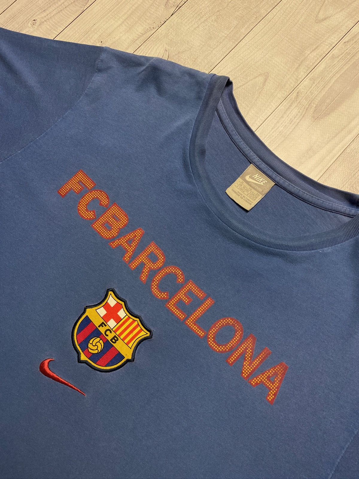 Nike Vintage Barcelona Nike Tee big logo central swoosh drill Size US XL / EU 56 / 4 - 2 Thumbnail