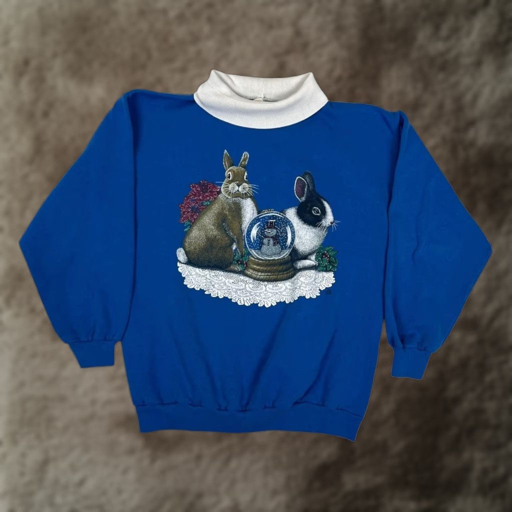 Vintage VINTAGE Cotton Grove Designs Rabbit Snow Globe Christmas Mock Neck Fleece Sweater Womens Large Blue Holiday Graphic Print Pullover Sweater Size L / US 10 / IT 46 - 1 Thumbnail