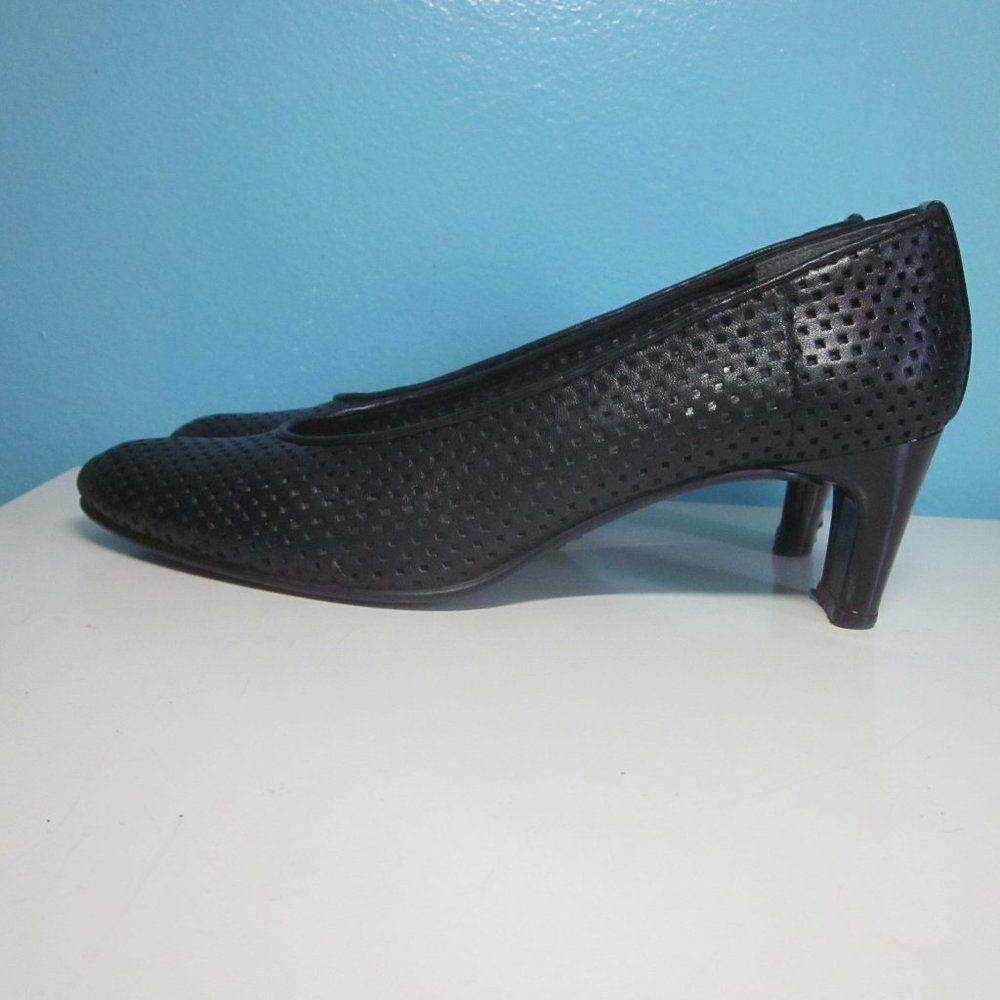 Stuart Weitzman Stuart Weitzman Ariela Perforated Leather Heels 39 Size 8.5 Size US 8.5 / IT 38.5 - 8 Thumbnail