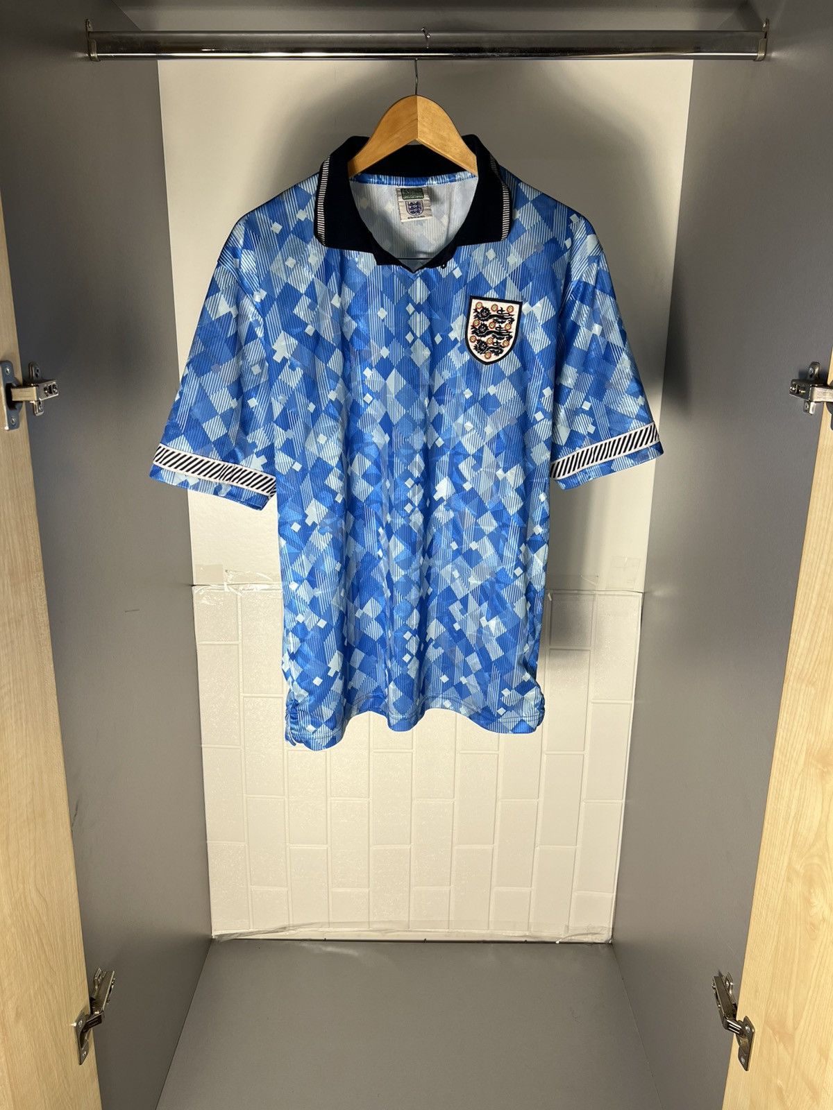 Vintage VERY RARE UMBRO ENGLAND RETRO SOCCER JERSEY MANCHESTER Y2K Size US L / EU 52-54 / 3 - 6 Thumbnail