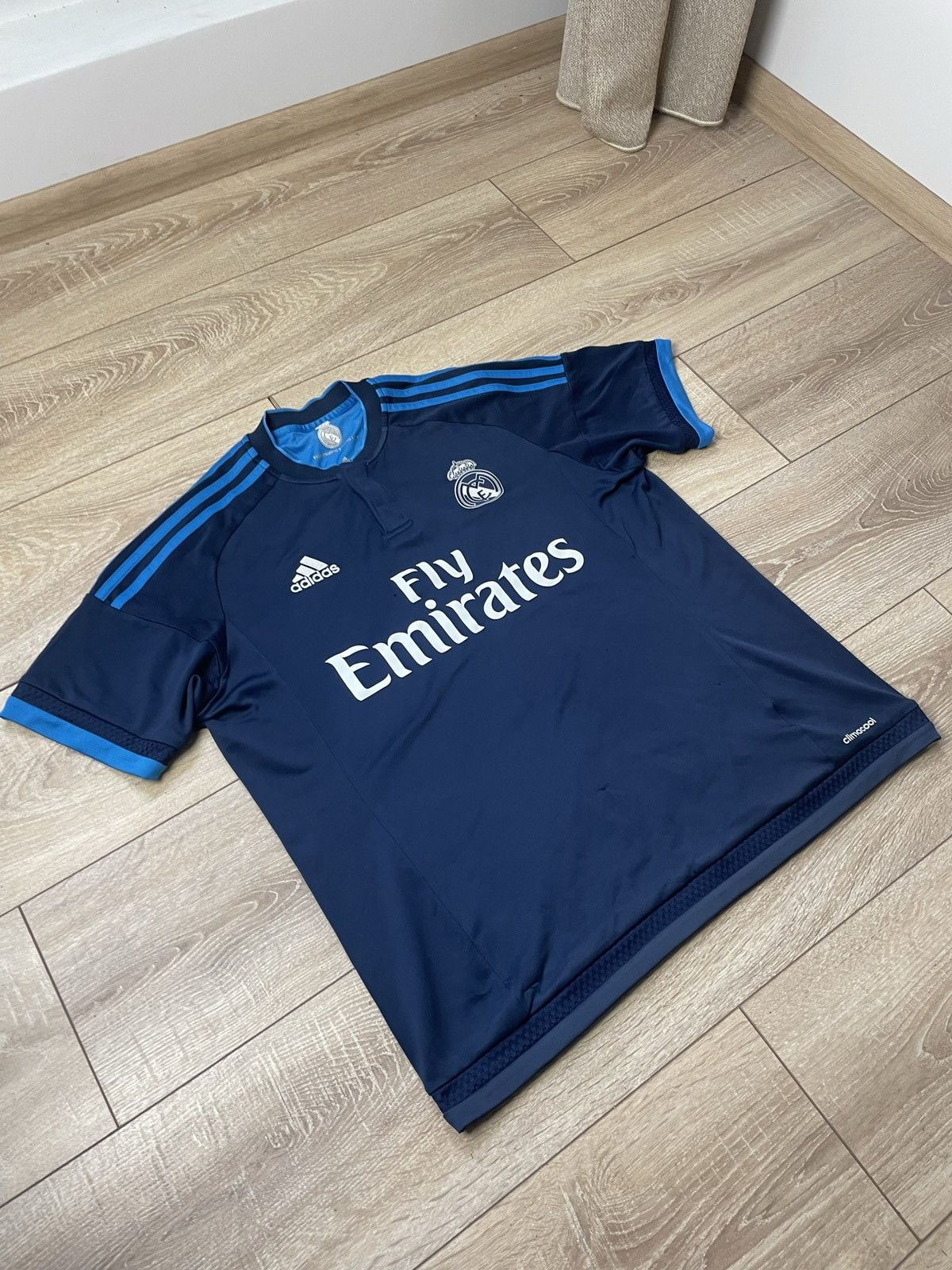 Adidas REAL MADRID 2016 2017 THIRD FOOTBALL SHIRT SOCCER JERSEY Size US M / EU 48-50 / 2 - 3 Thumbnail