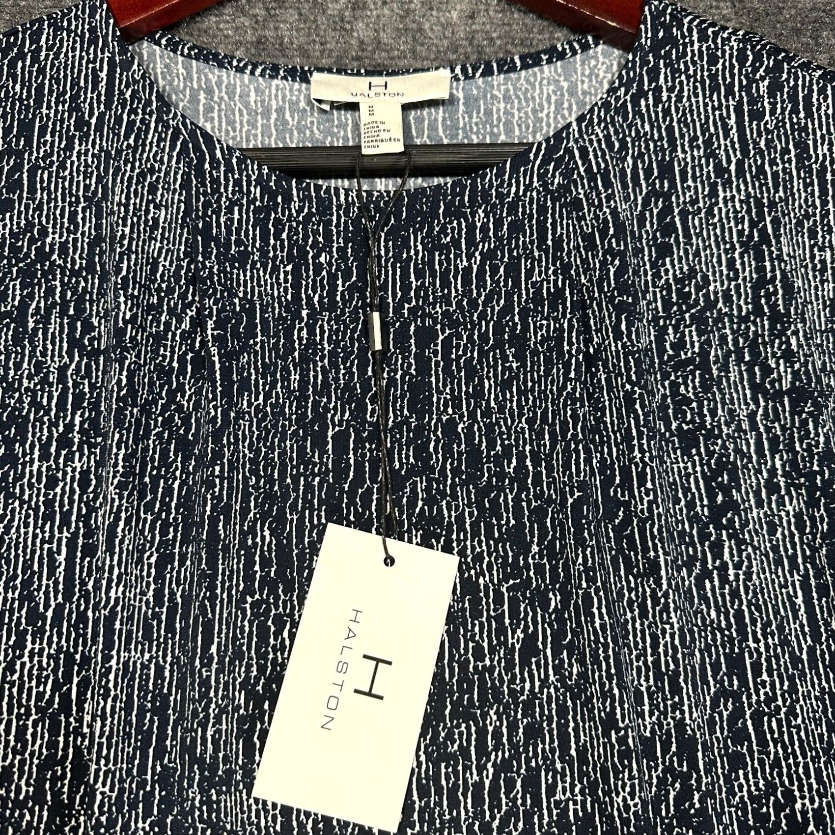 Halston Halston Blouse Shirt Womens Medium Blue Knit Sleeveless Tie Belt New Geometric Pattern Modern Classic Fashion Basic Stretch Size M / US 6-8 / IT 42-44 - 4 Thumbnail