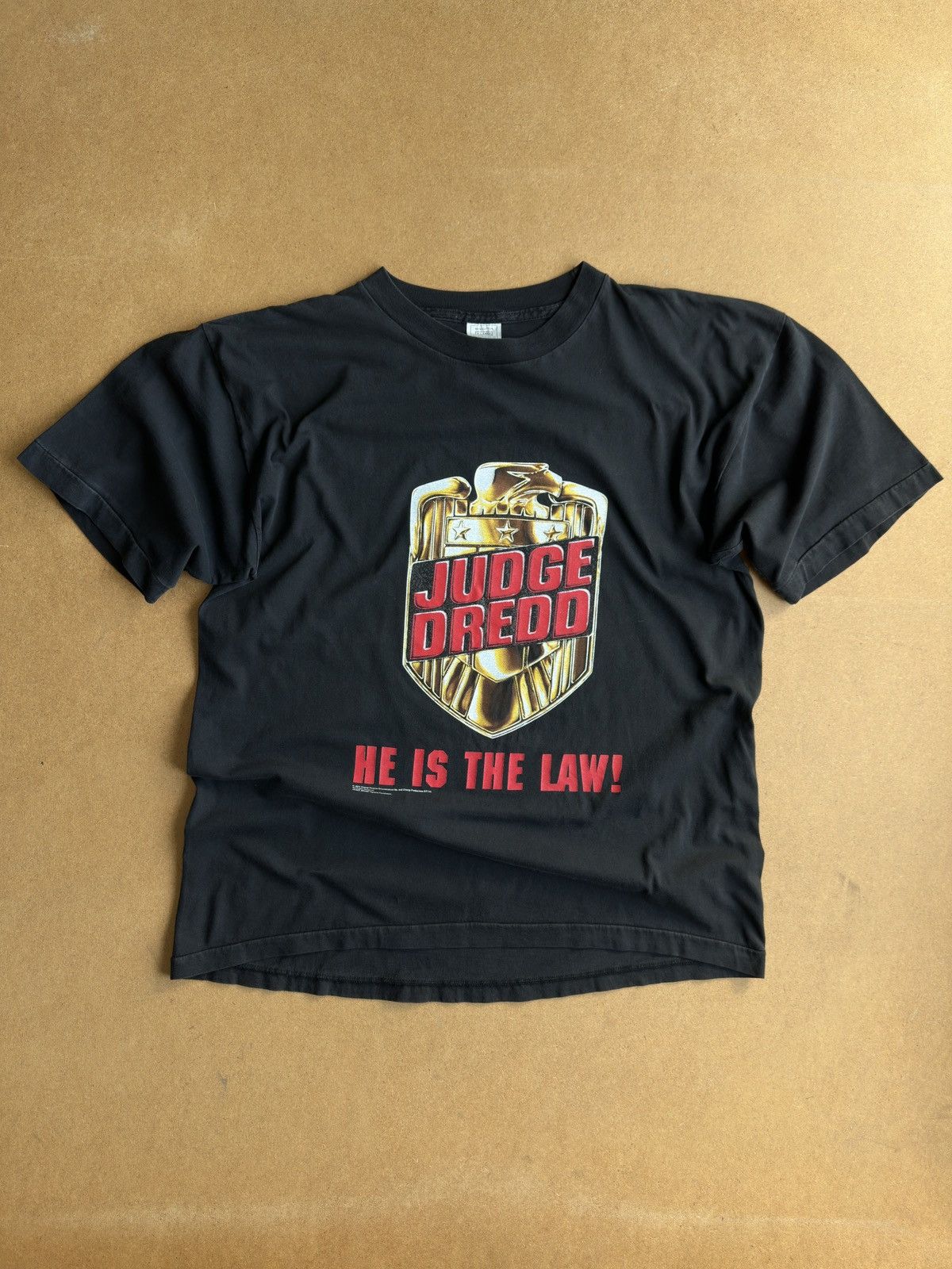 Vintage Vintage 1995 Judge Dredd “He is the Law!” Movie Promo Tee Size US XL / EU 56 / 4 - 1 Thumbnail