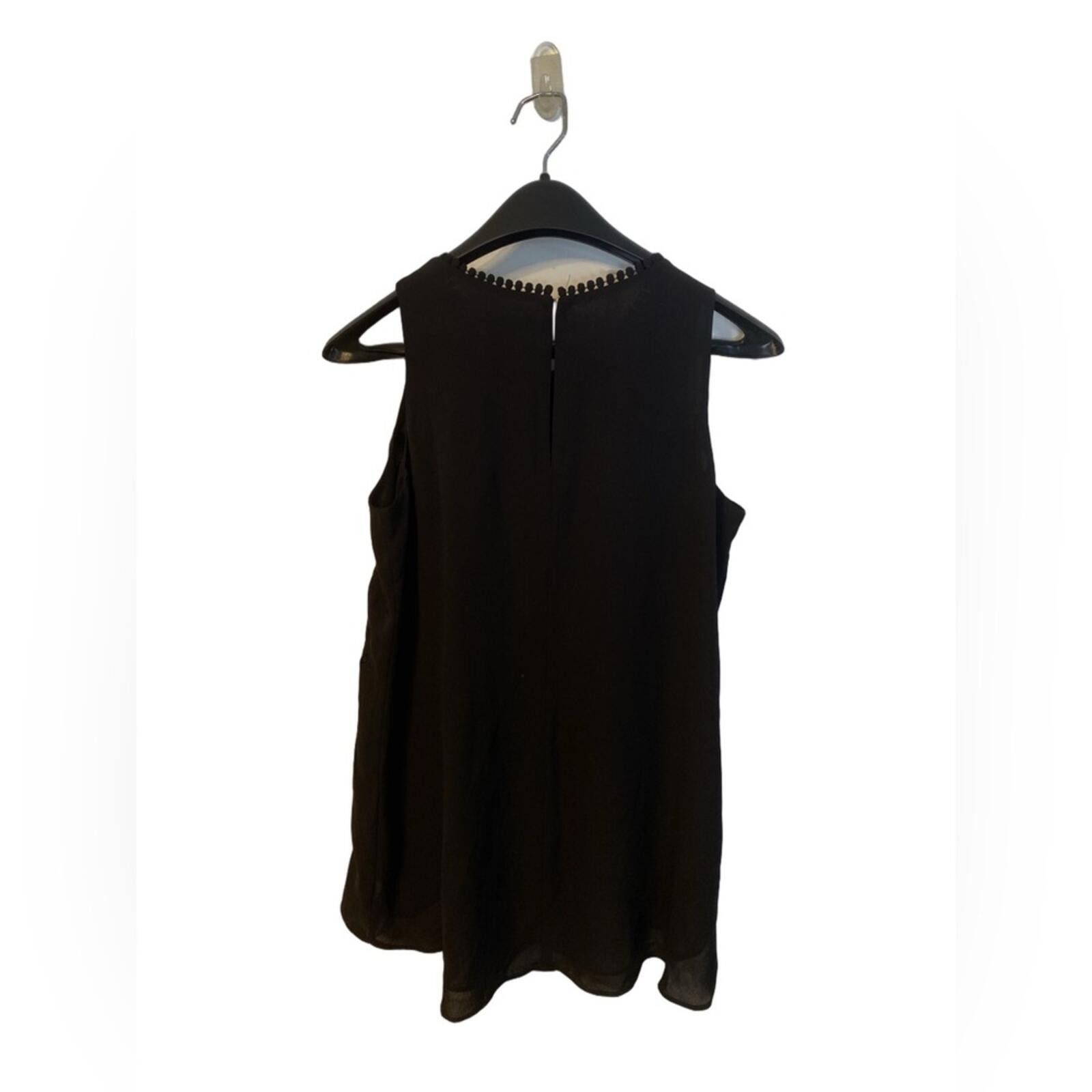 Other WHBM Black Sleeveless Embroidered Blouse XS Size XS / US 0-2 / IT 36-38 - 2 Thumbnail